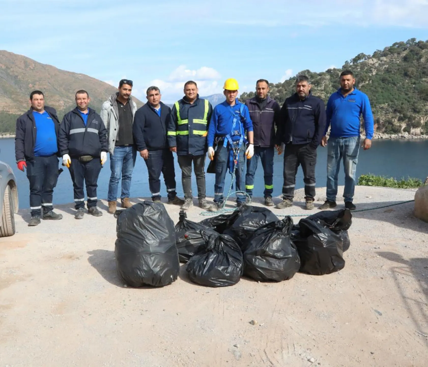 Marmaris'te halatla inerek çöp topladılar