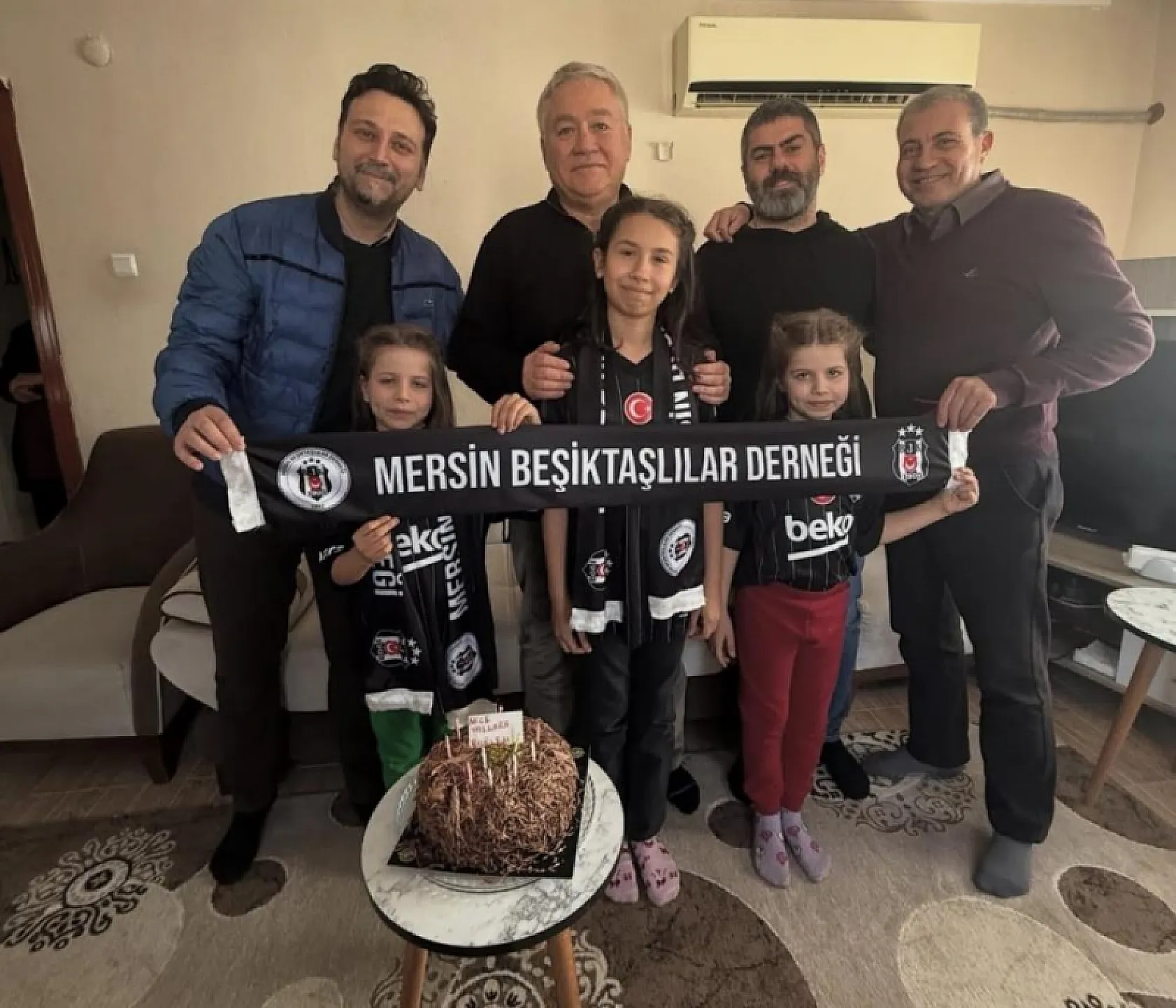 Beşiktaşlı baba takımına olan sevgisini kızlarının isimlerinde yaşatıyor