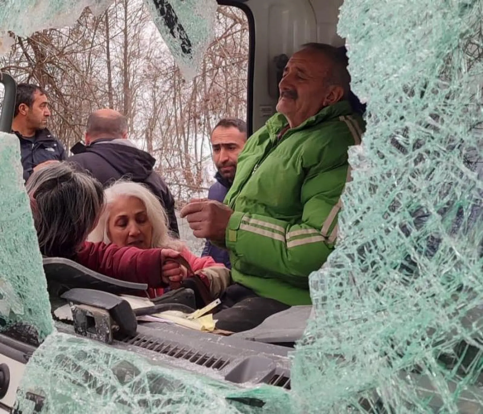 Dağdan kopan kaya parçası aracın içerisine girmişti, Sürücü hayatını kaybetti