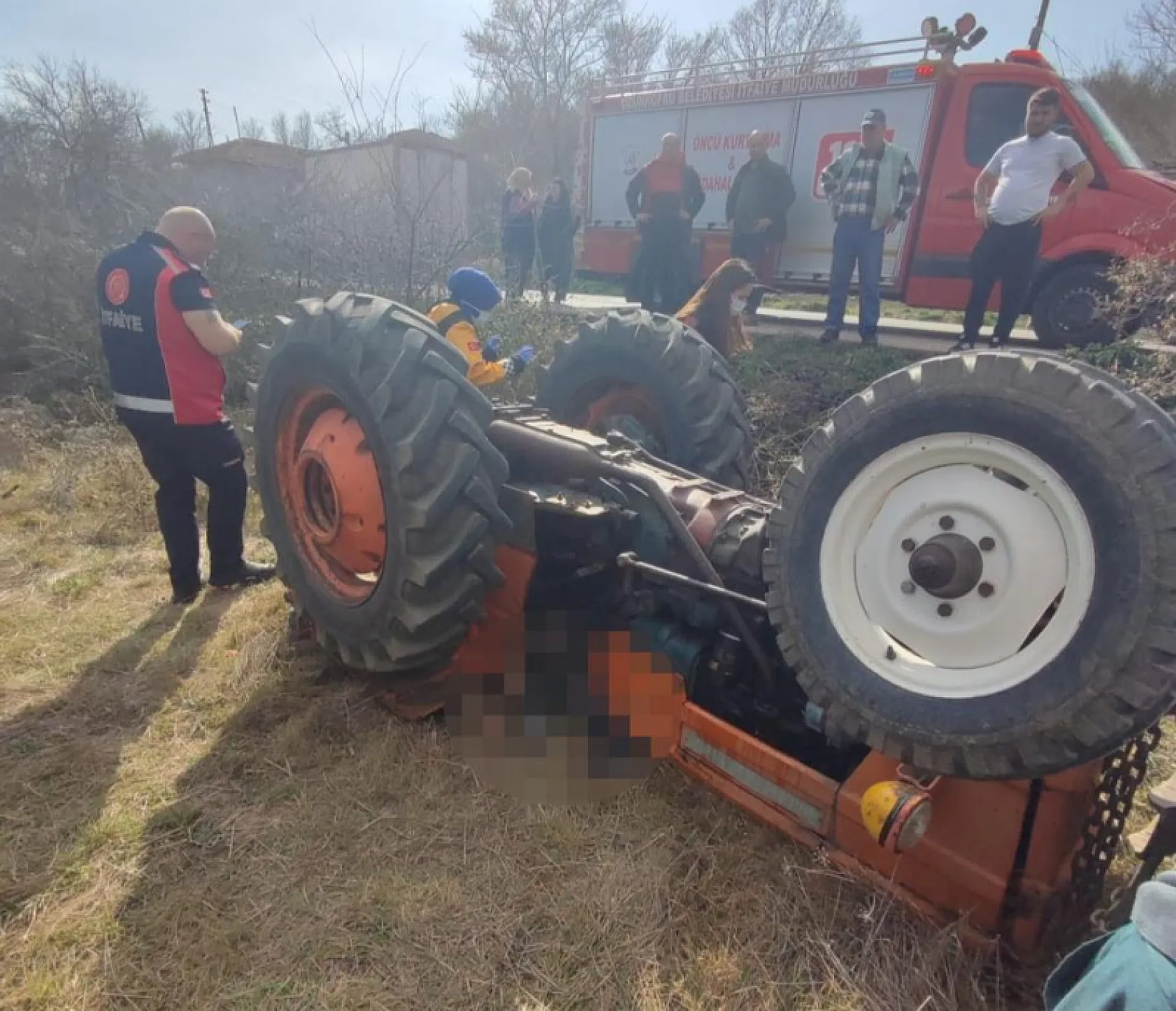 Traktörün altında kalan çiftçi hayatını kaybetti