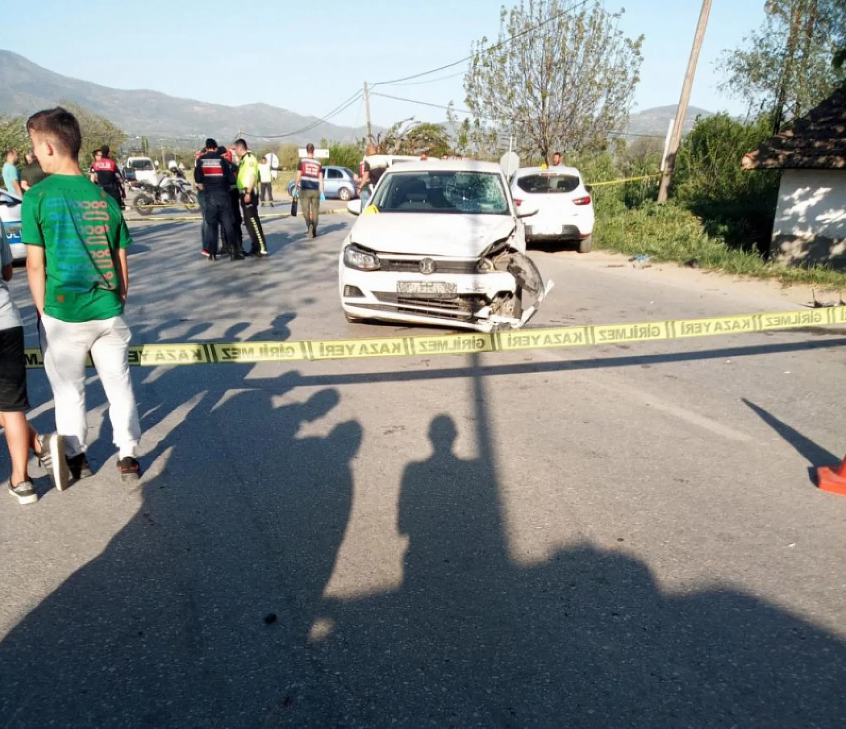 Kazada yola savrulan motosiklettekilere ikinci araç çarptı: 1 kişi hayatını kaybetti, 2 yaralı