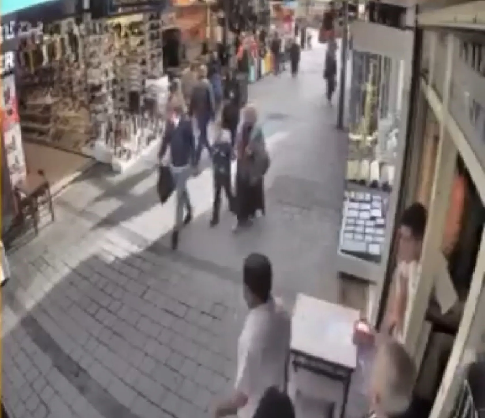 Yolda yürüyen genç kıza tekme attı, esnaftan meydan dayağı yedi