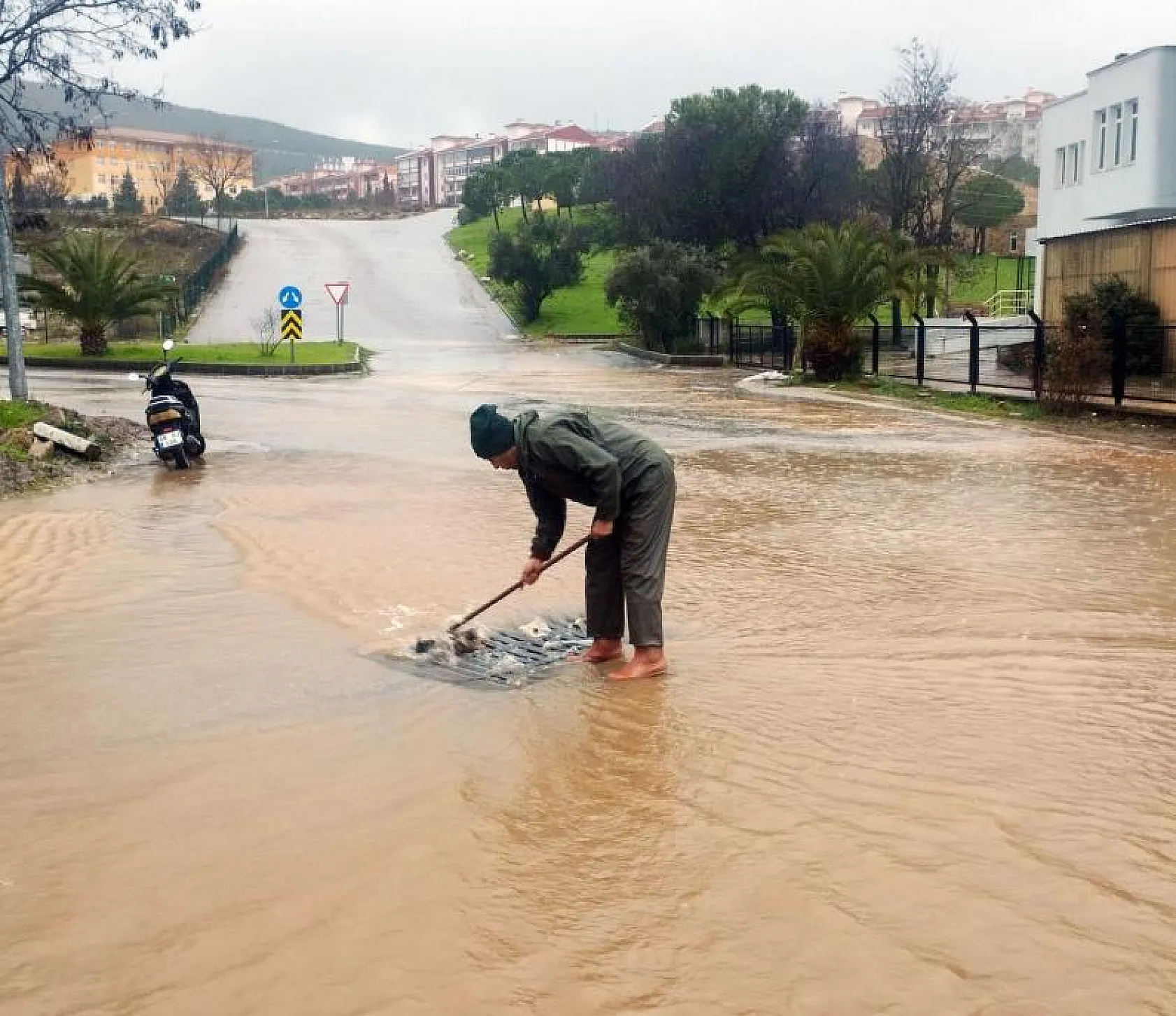 Belediye Ekipleri Olumsuzluklara Karşı Müdahalelerde Bulundu