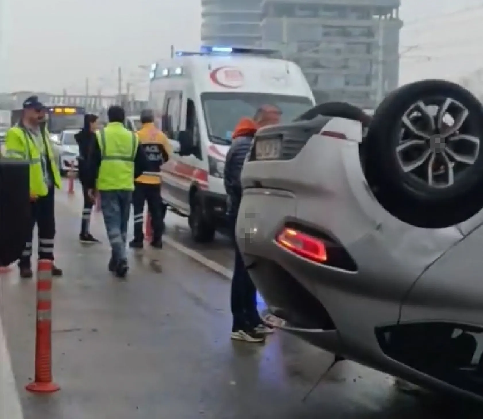 Makas atarken, kaza yapıp 250 metre savruldu, taksiye binip firar etti