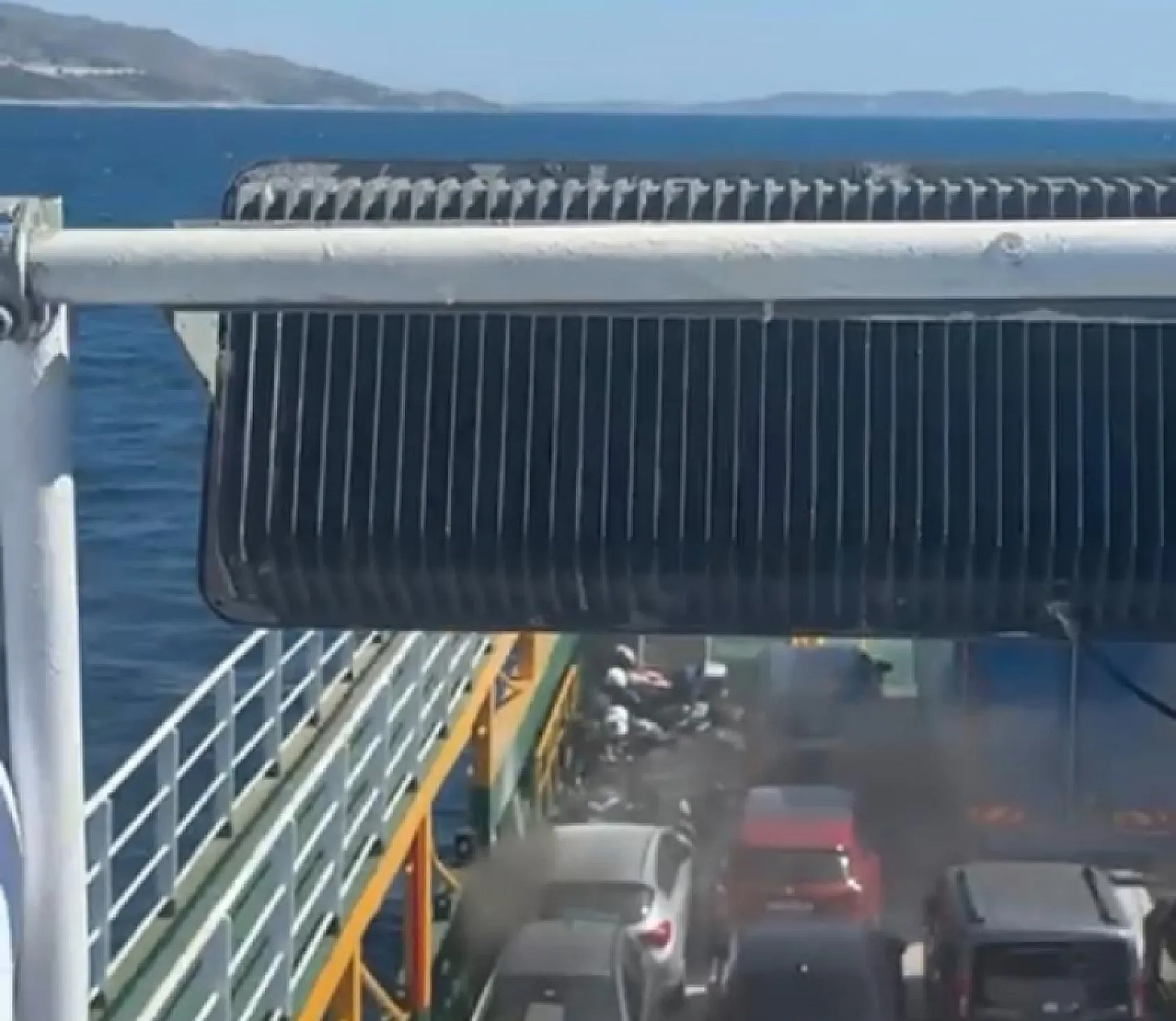 Marmara Adası açıklarında yangın çıkan feribotta can pazarı: 200 yolcu tahliye ediliyor