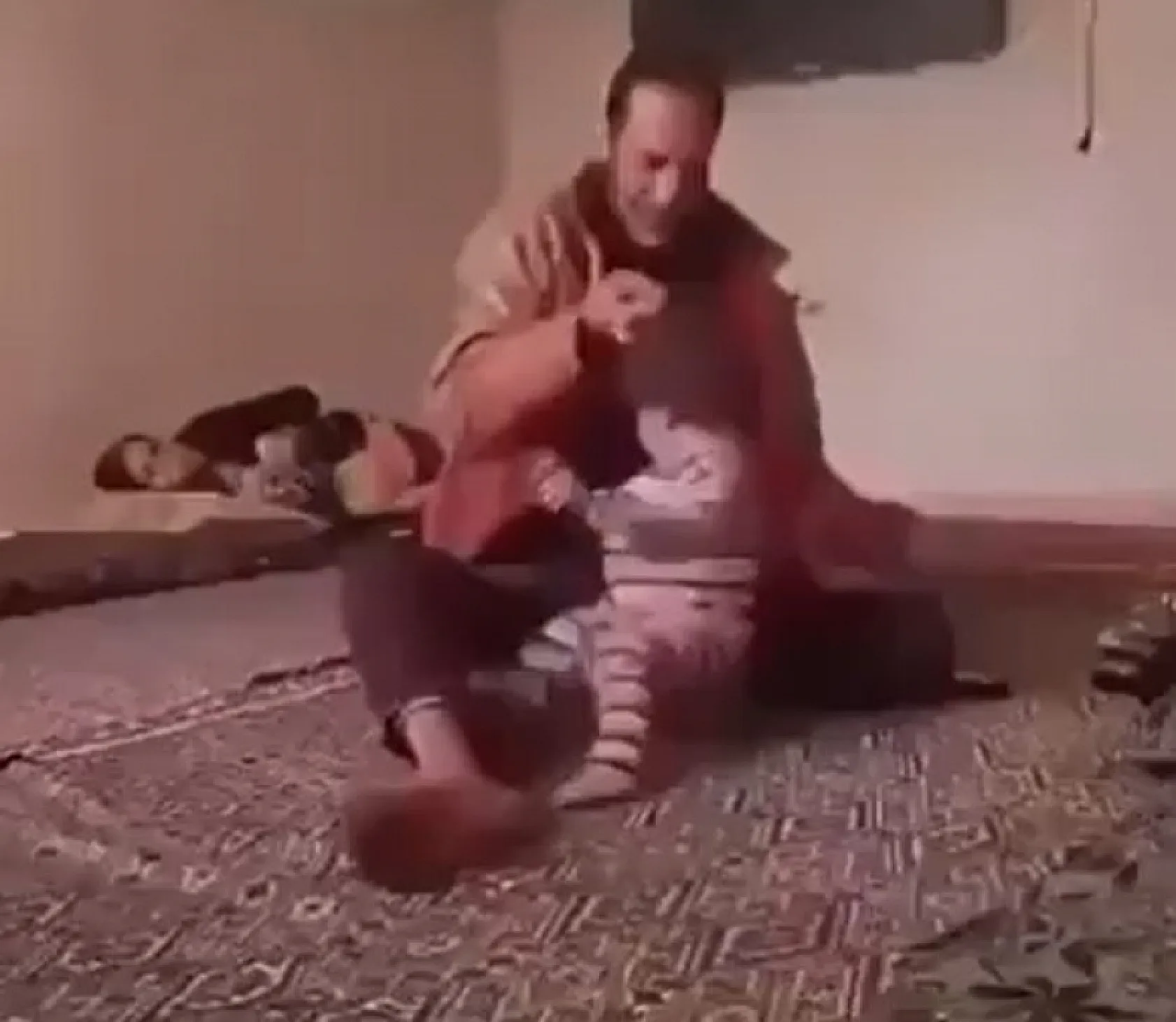 Çocuğuna acımasızca ve defalarca şiddet uygulayan cani baba tutuklandı