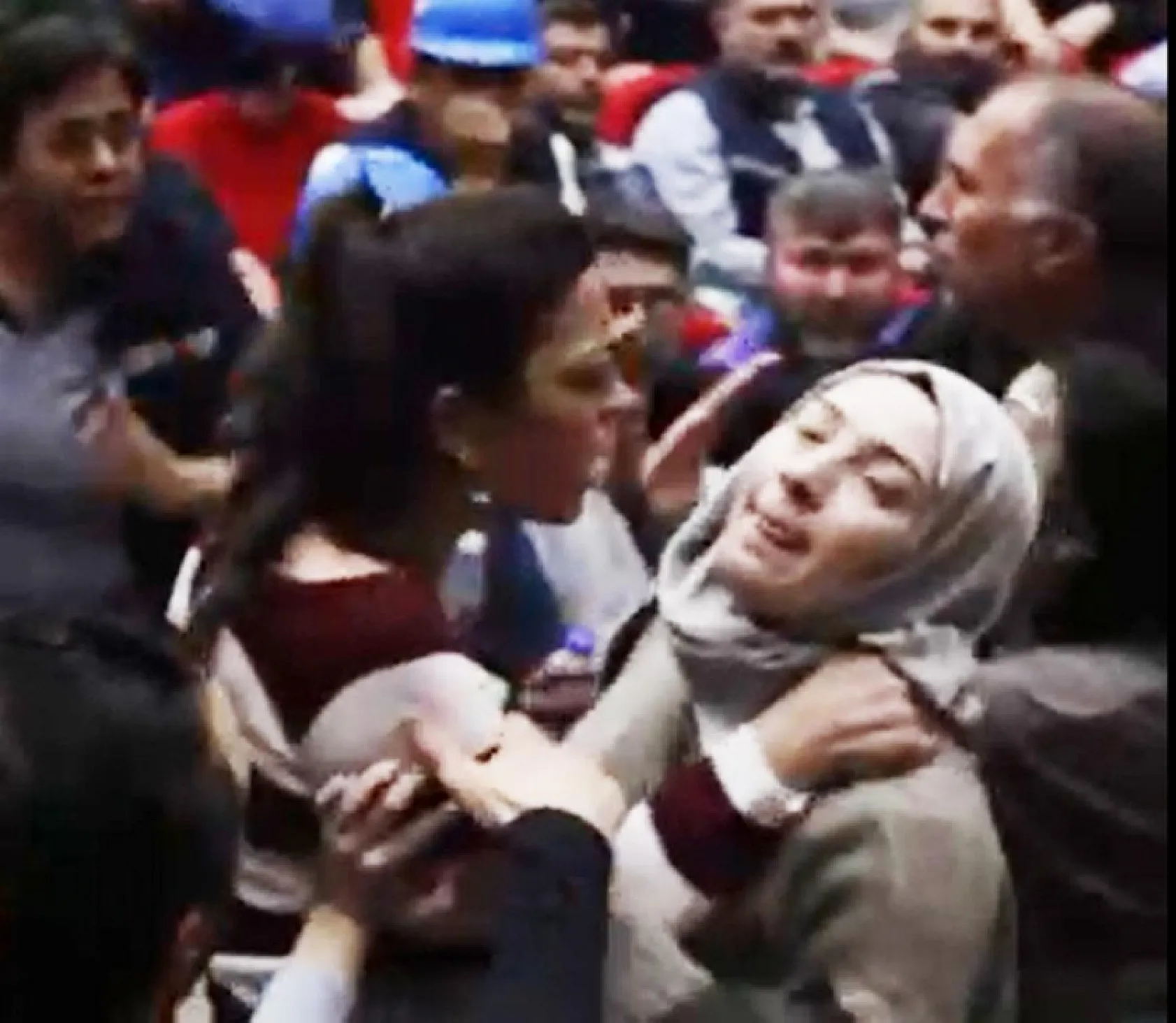 Muğla'da sendika üyesi kadın, basın mensubunun boğazını sıktı