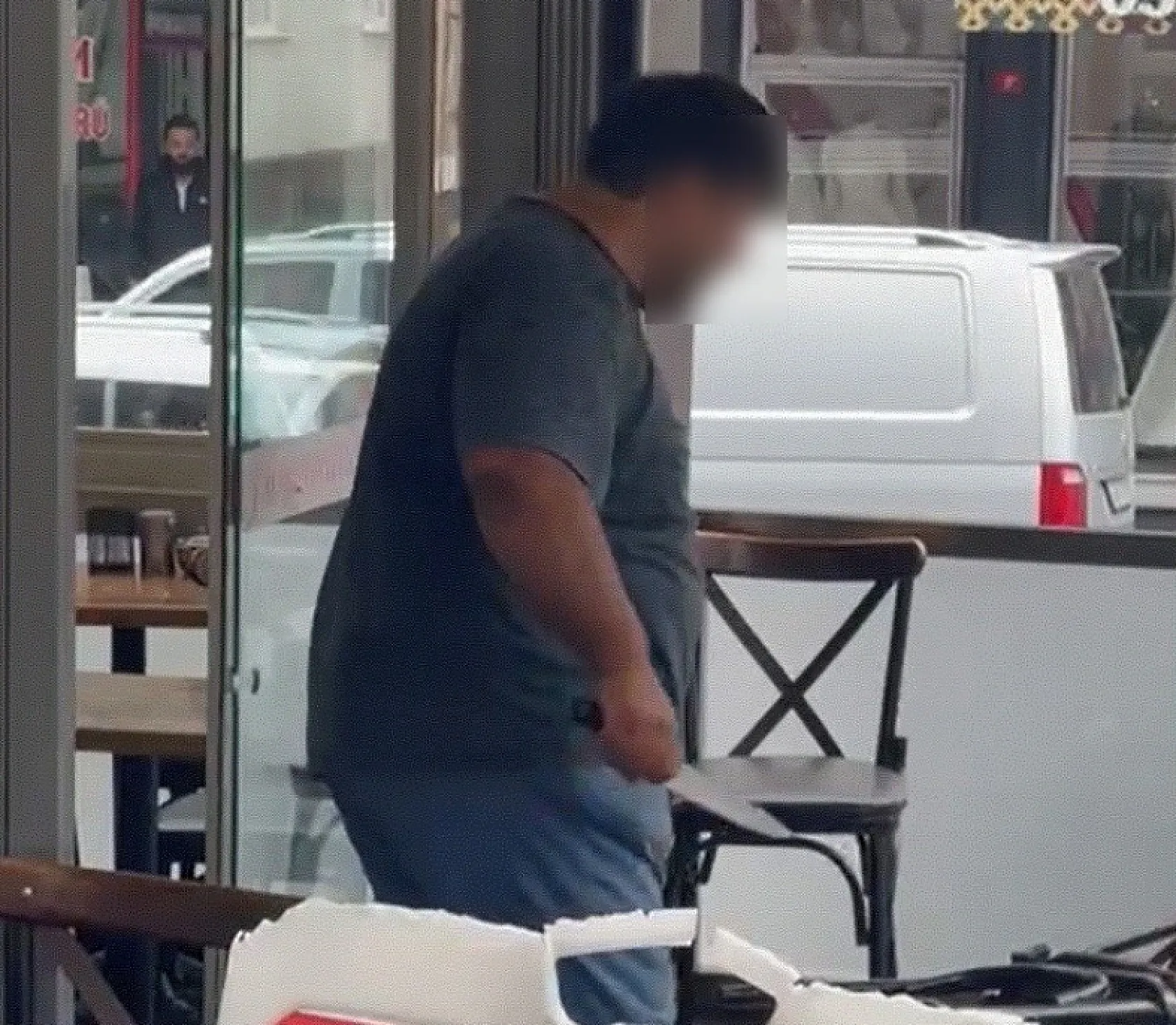 Akli dengesi yerinde olmayan adam annesini darp etti, polise bıçak çekti