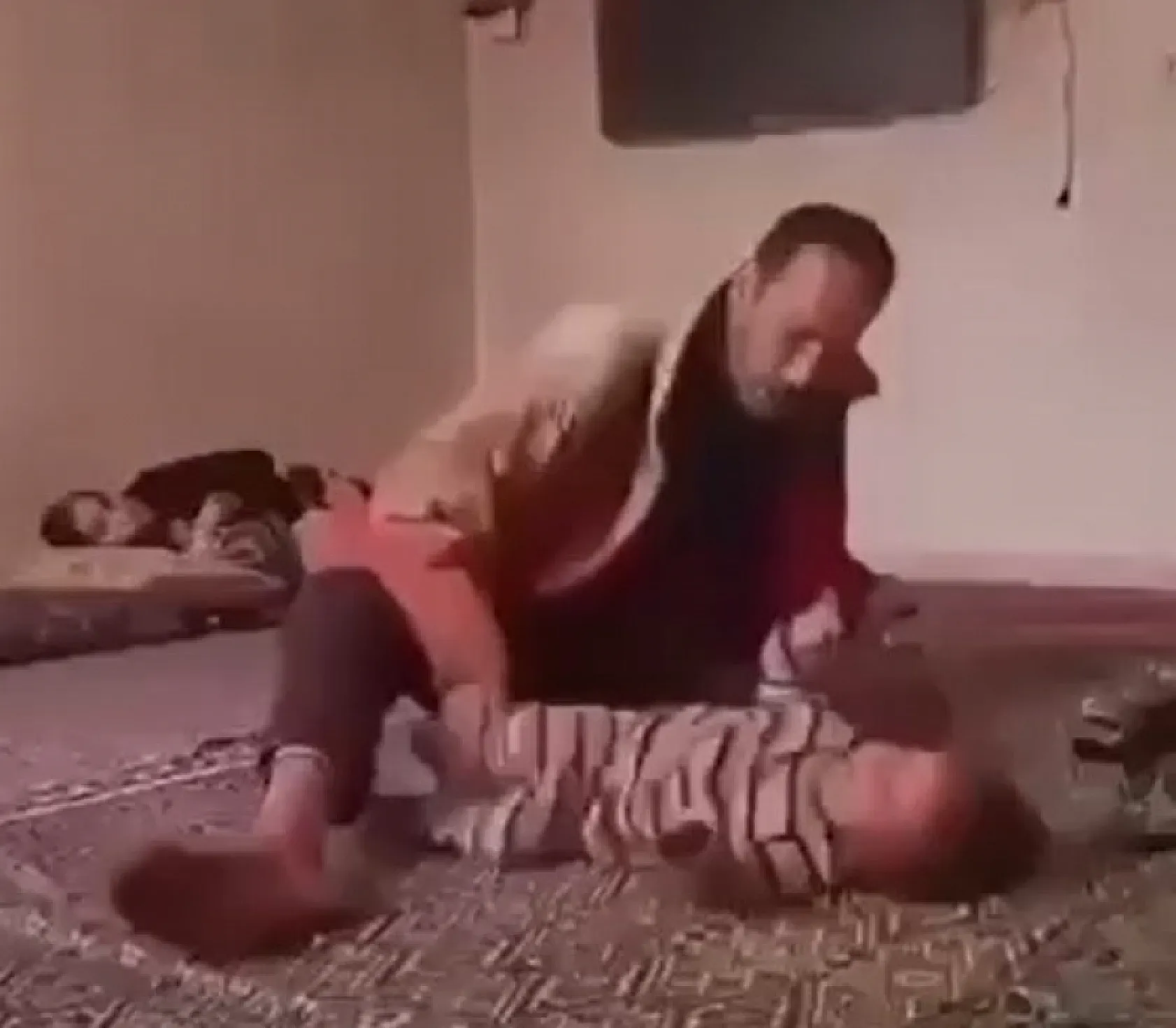 Çocuğuna acımasızca ve defalarca şiddet uygulayan cani baba tutuklandı