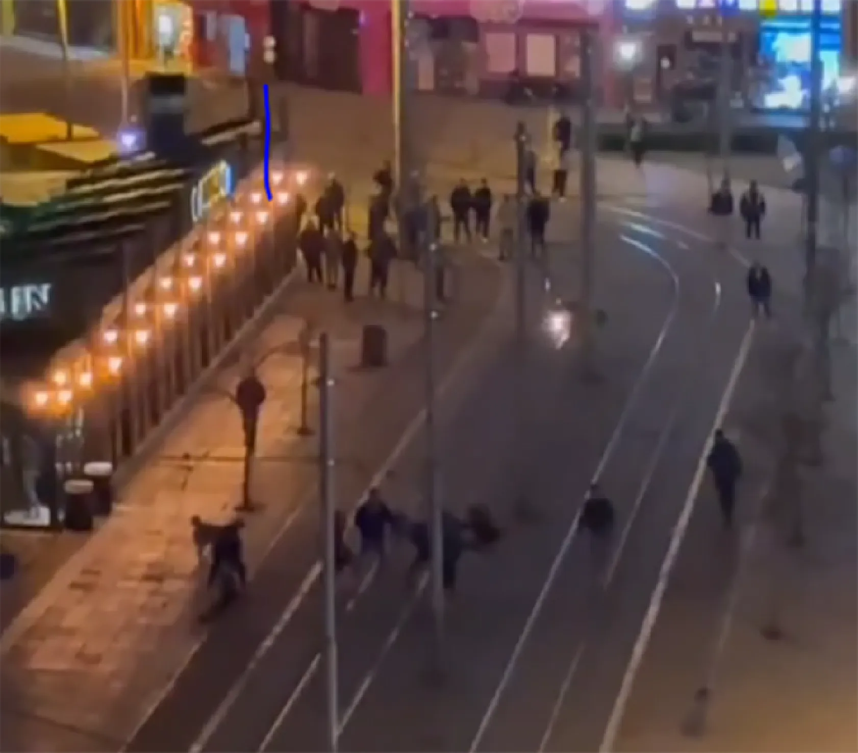 Sokak ortasında bıçaklar konuştu