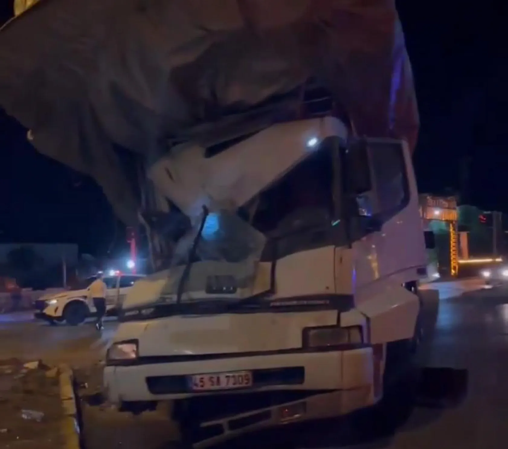 Otogar kavşağında otobüs ile kamyon çarpıştı: 14 yaralı