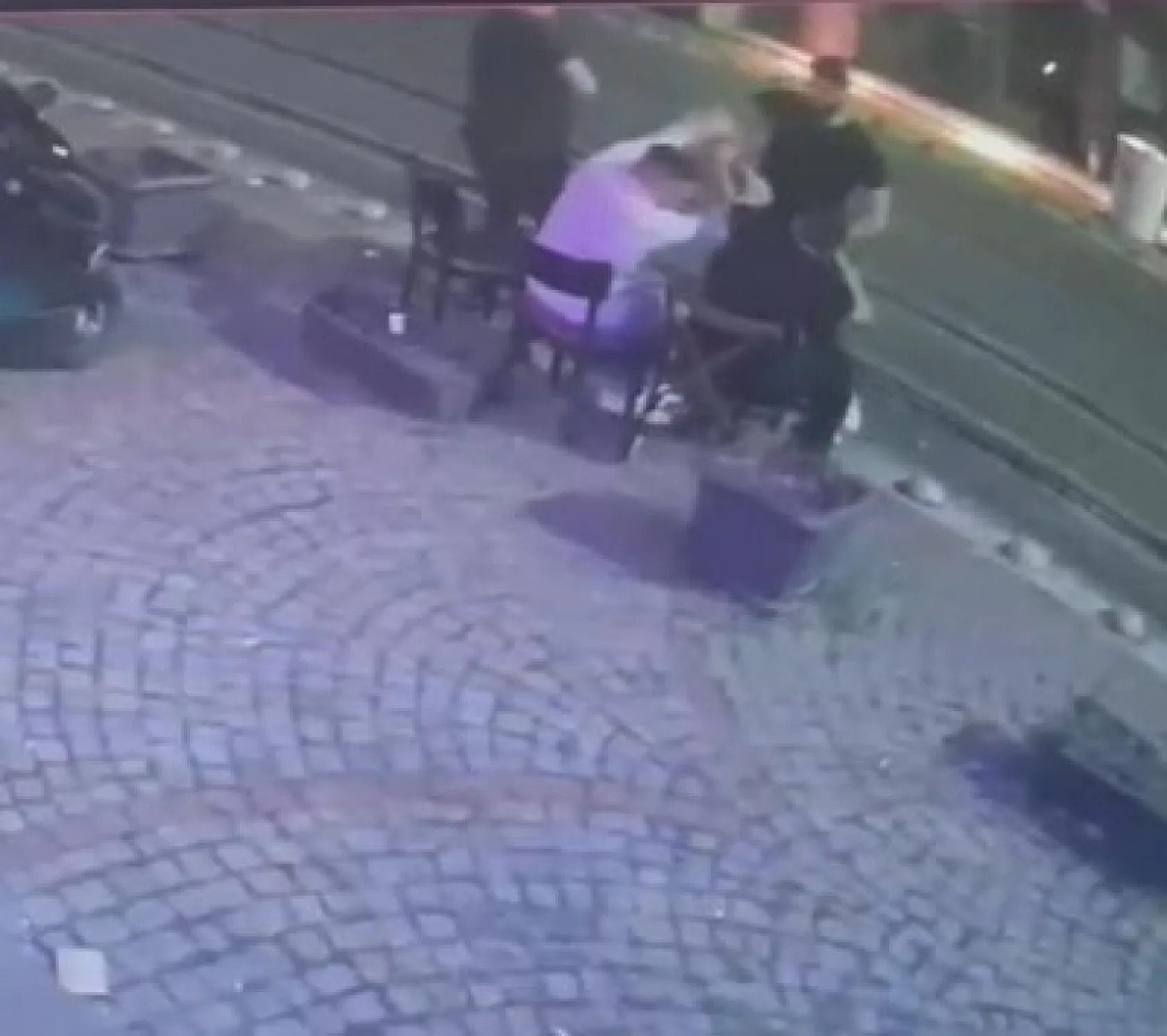 İş arkadaşını silahlı 2 kişiyle dakikalarca gözetleyip saldırdı, kendisi ağır yaralandı: O anlar kameraya yansıdı