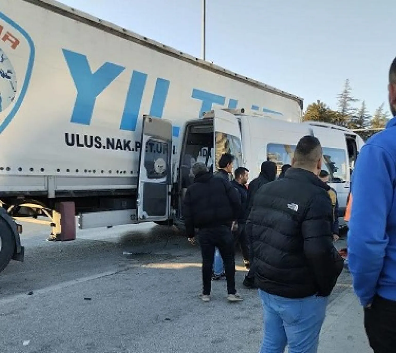 İşçi servisi tırla çarpıştı, can pazarı! 12 yaralı