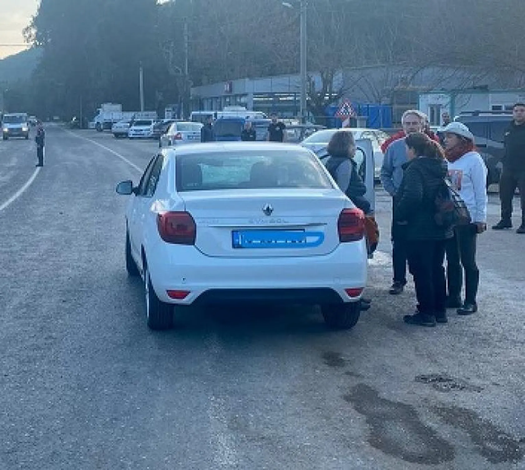 Otomobil yolun karşısına geçmek isteyen yaşlı adama çarptı