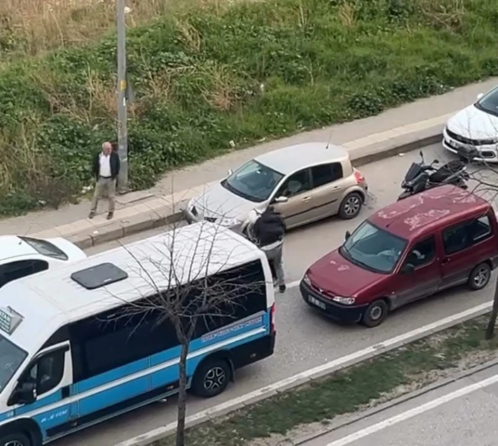 Otomobil sürücüsü motosikletliye copla saldırdı