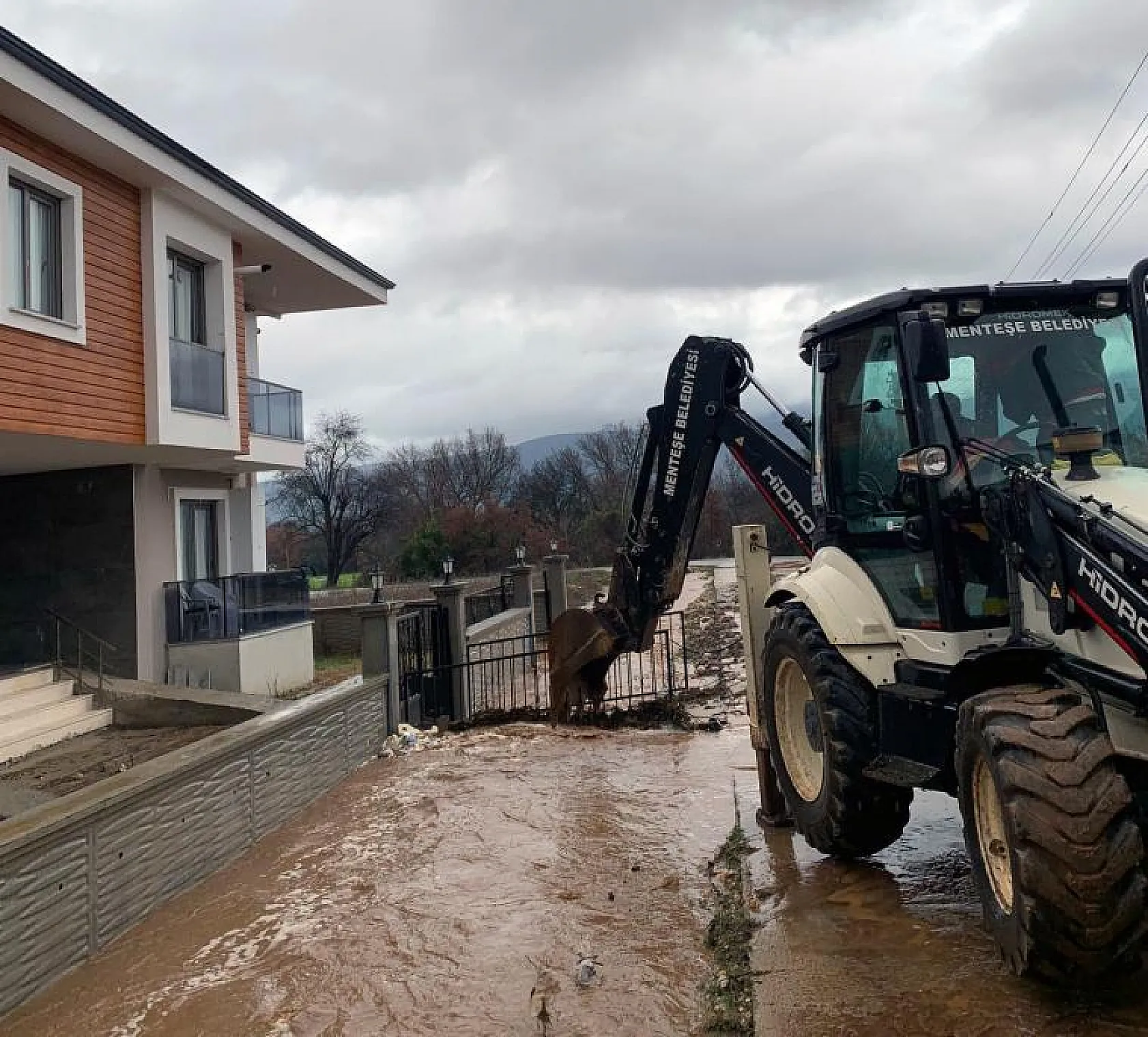Belediye Ekipleri Olumsuzluklara Karşı Müdahalelerde Bulundu