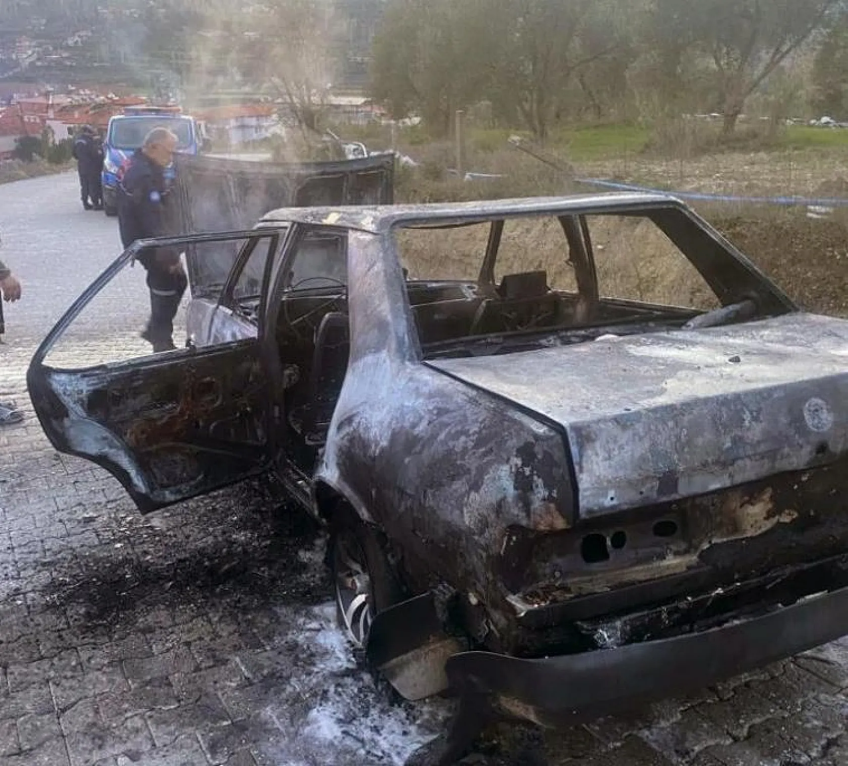 Yanan araç hurdaya döndü