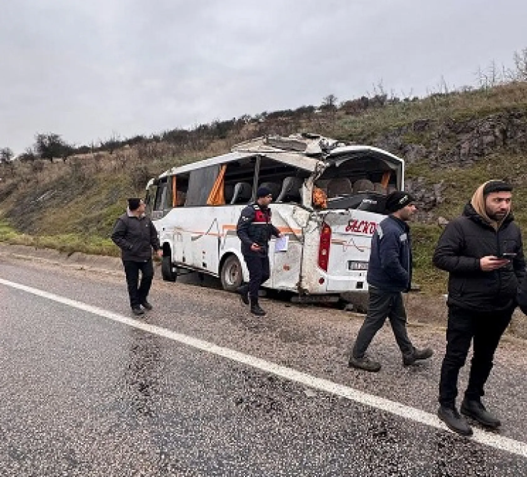 Feci servis kazası: 4'ü ağır 26 yaralı
