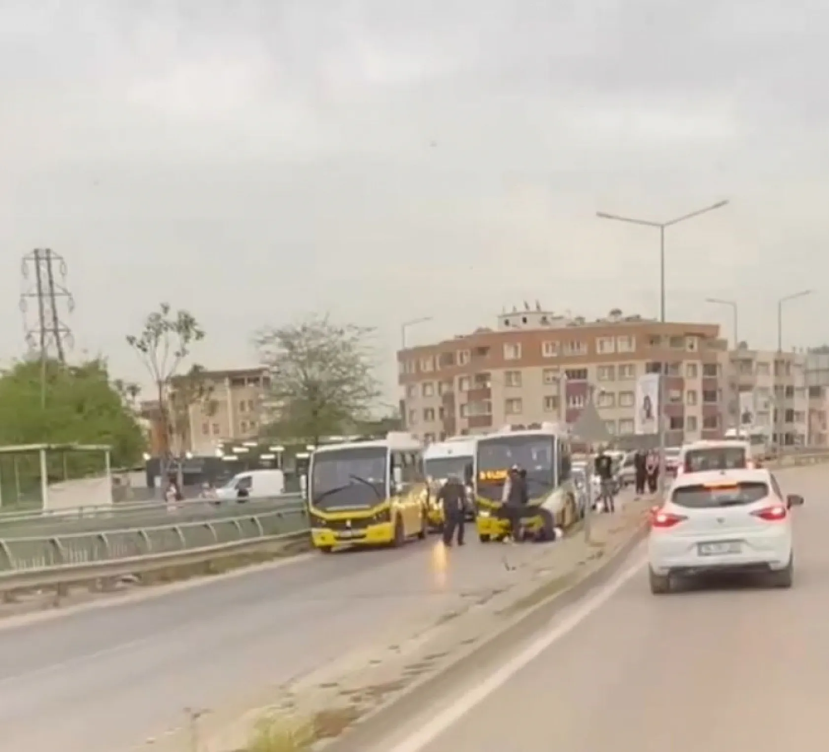 Minibüs şoförleri yumruklu sopalı kavga etti