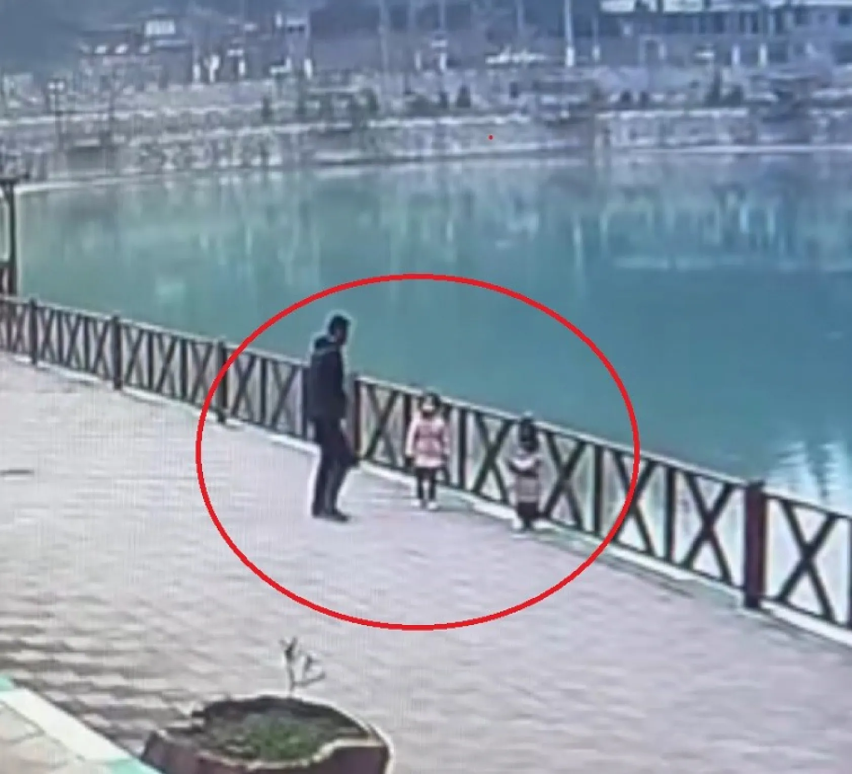 Fotoğraf için poz verirken göle düşen çocuğu babası kurtardı
