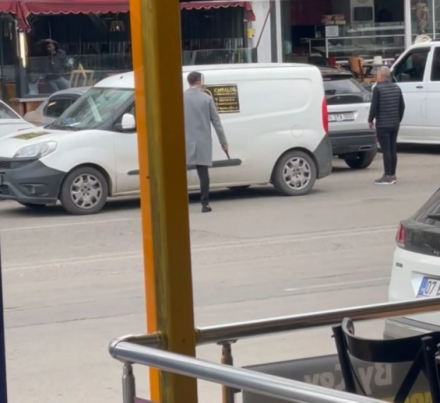Kavgada 6'sı tabanca, 4'ü bıçak, 3'ü darp ve 1'i cam kesmesi olmak üzere 14 kişi yaralandı