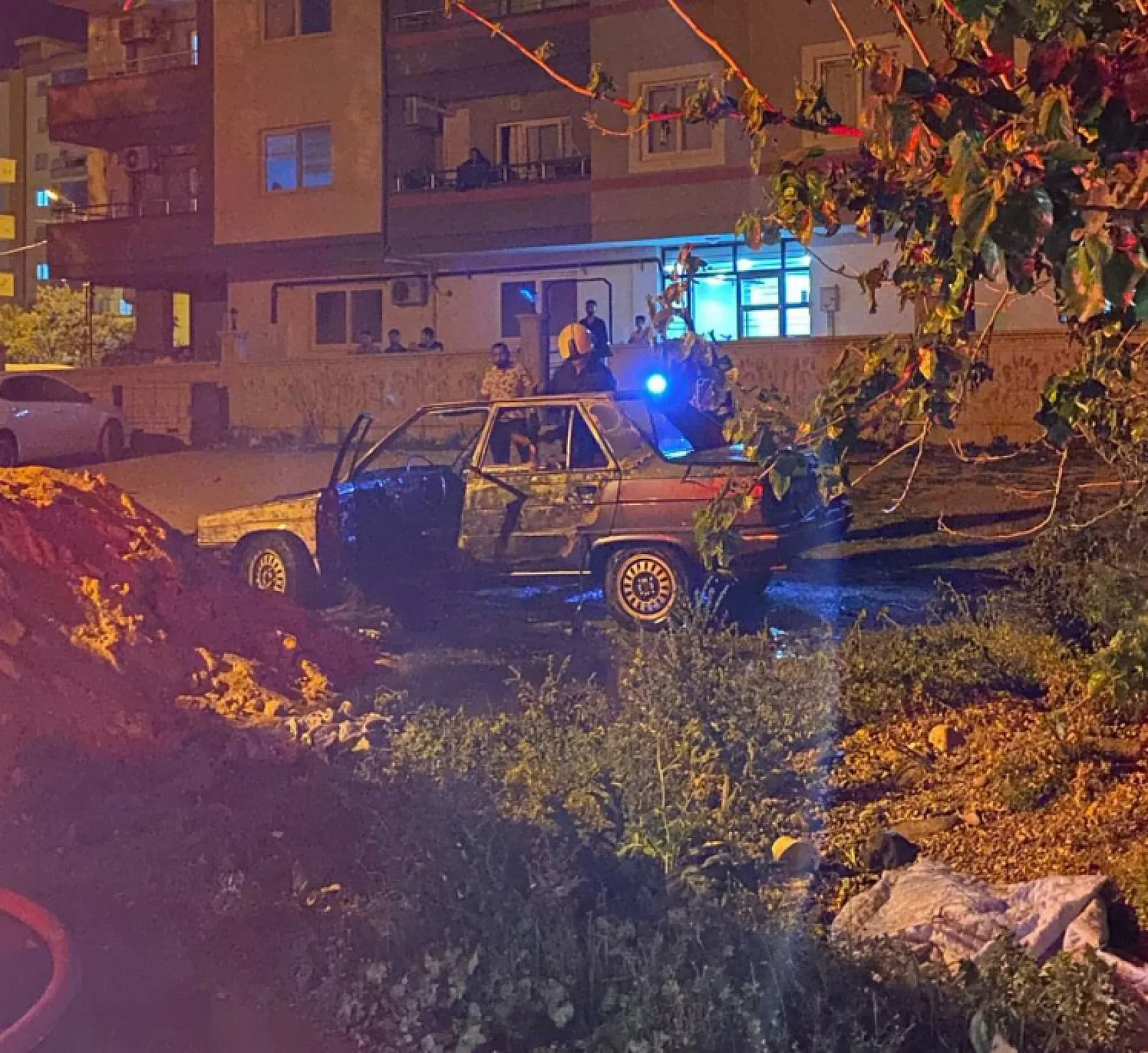 Gece yarısı korkutan patlama! Otomobil alev topuna döndü