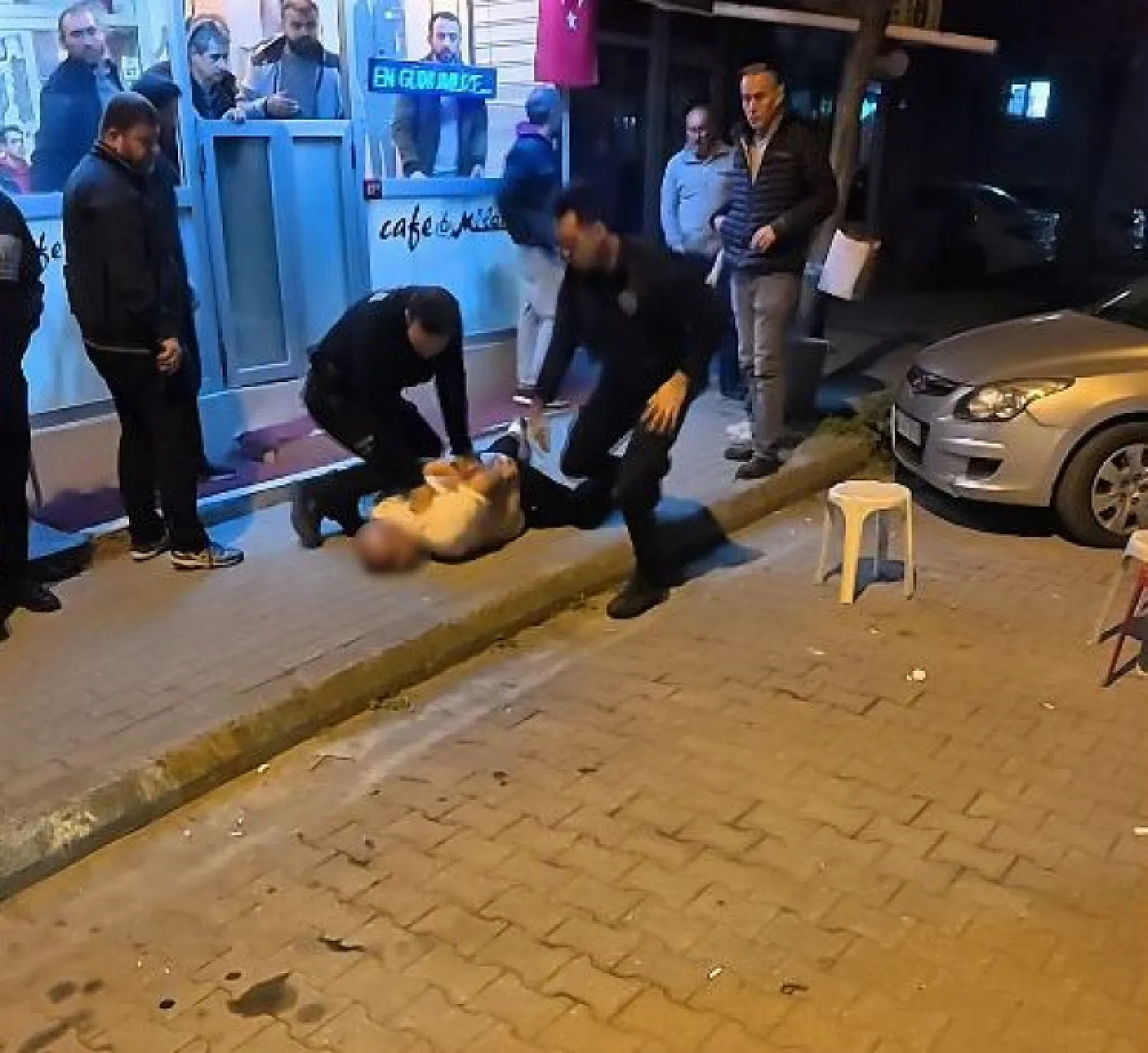 Sokak ortasında dehşet! Eşini darp eden şahıs yaka paça gözaltına alındı!'