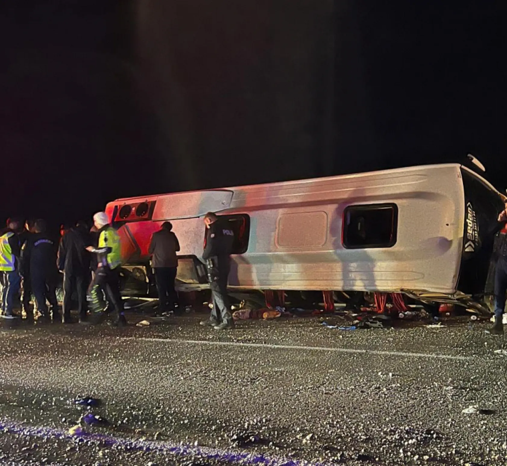Feci kaza! Minibüs yan yattı, 1 ölü, 19 yaralı