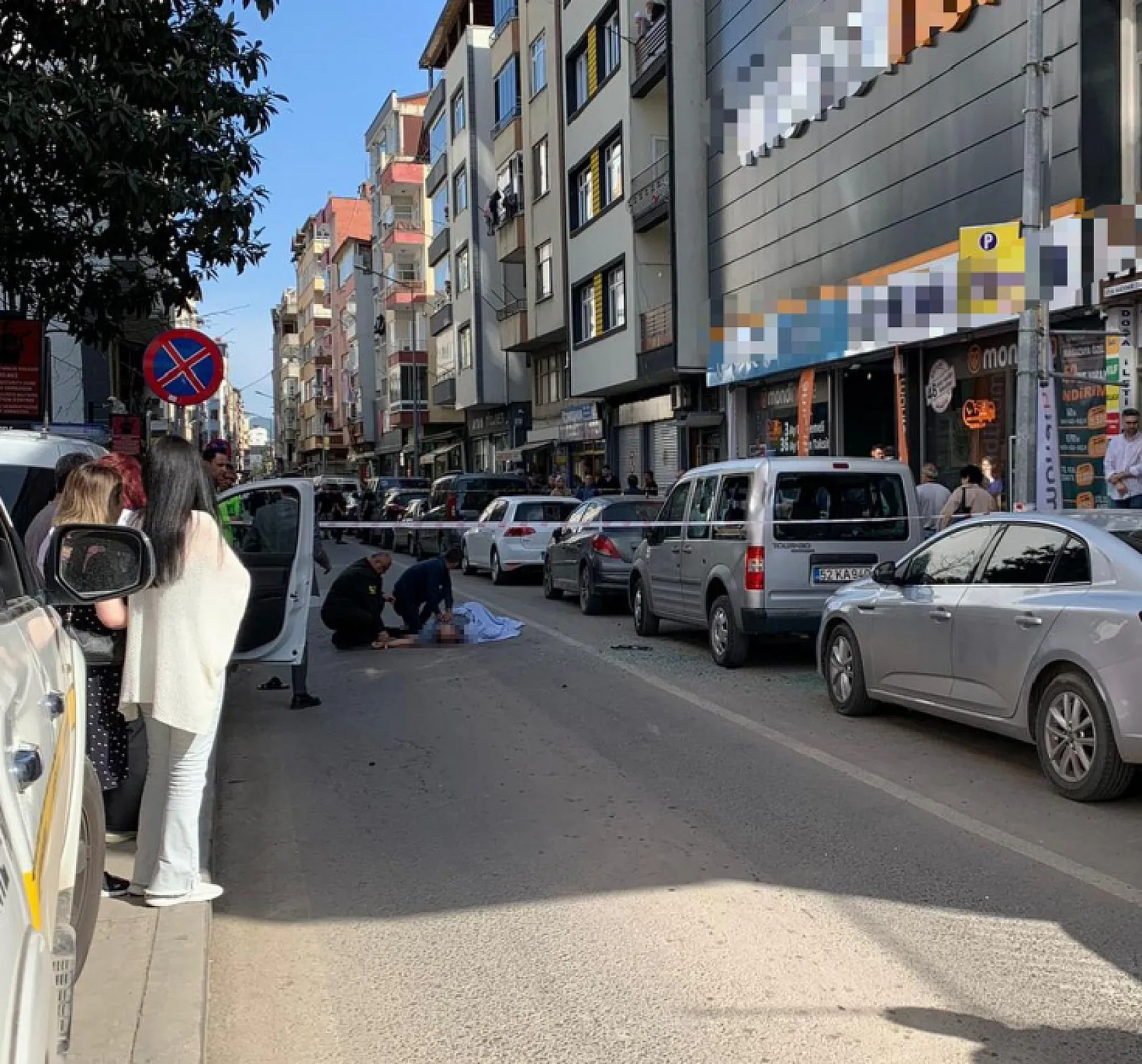 Motosikletin çarptığı yaya hayatını kaybederken, motosikletteki 2 kişi de yaralandı