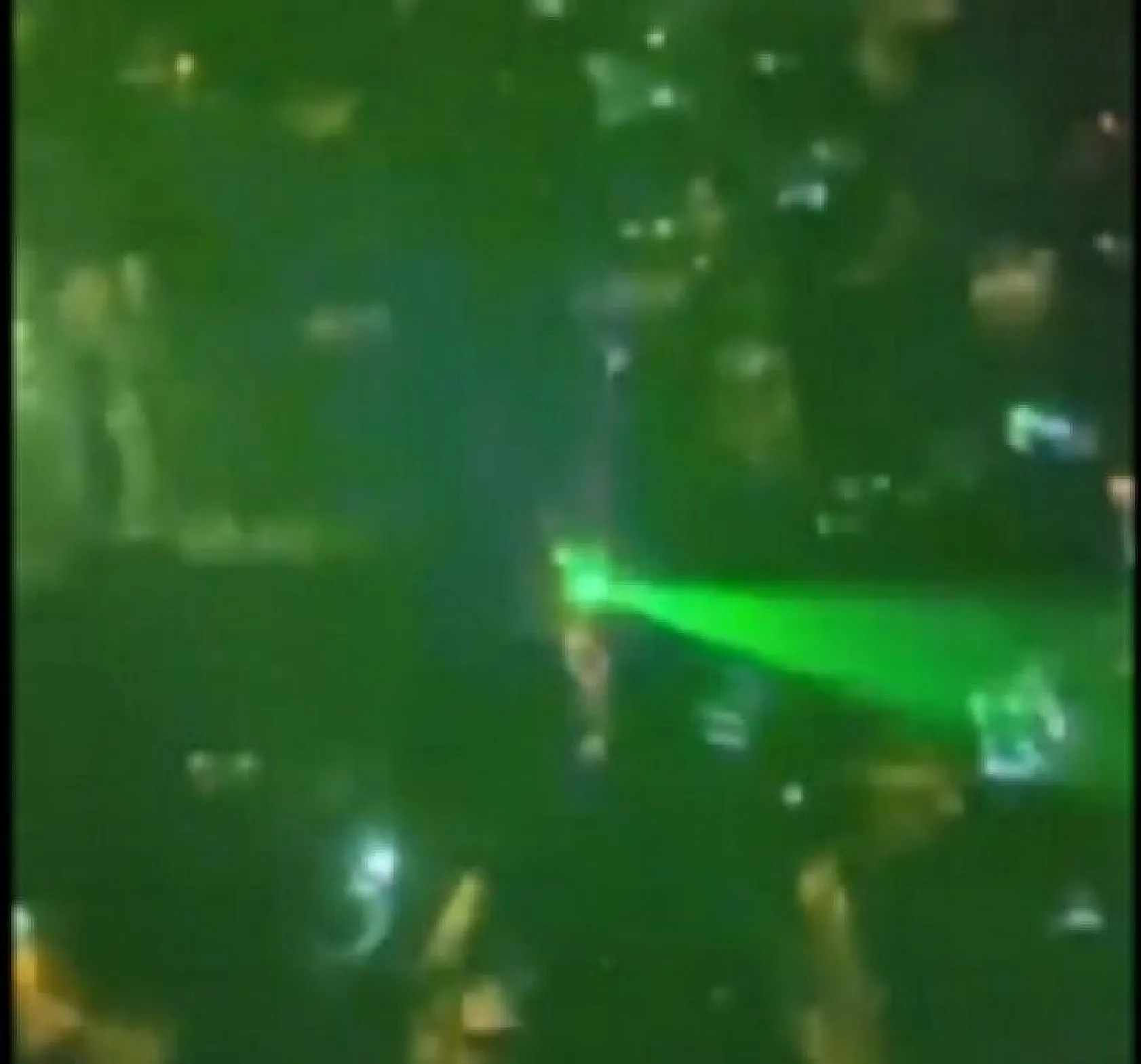 İnişe hazırlanan uçağa lazer tuttular... Cezası ne kadar?