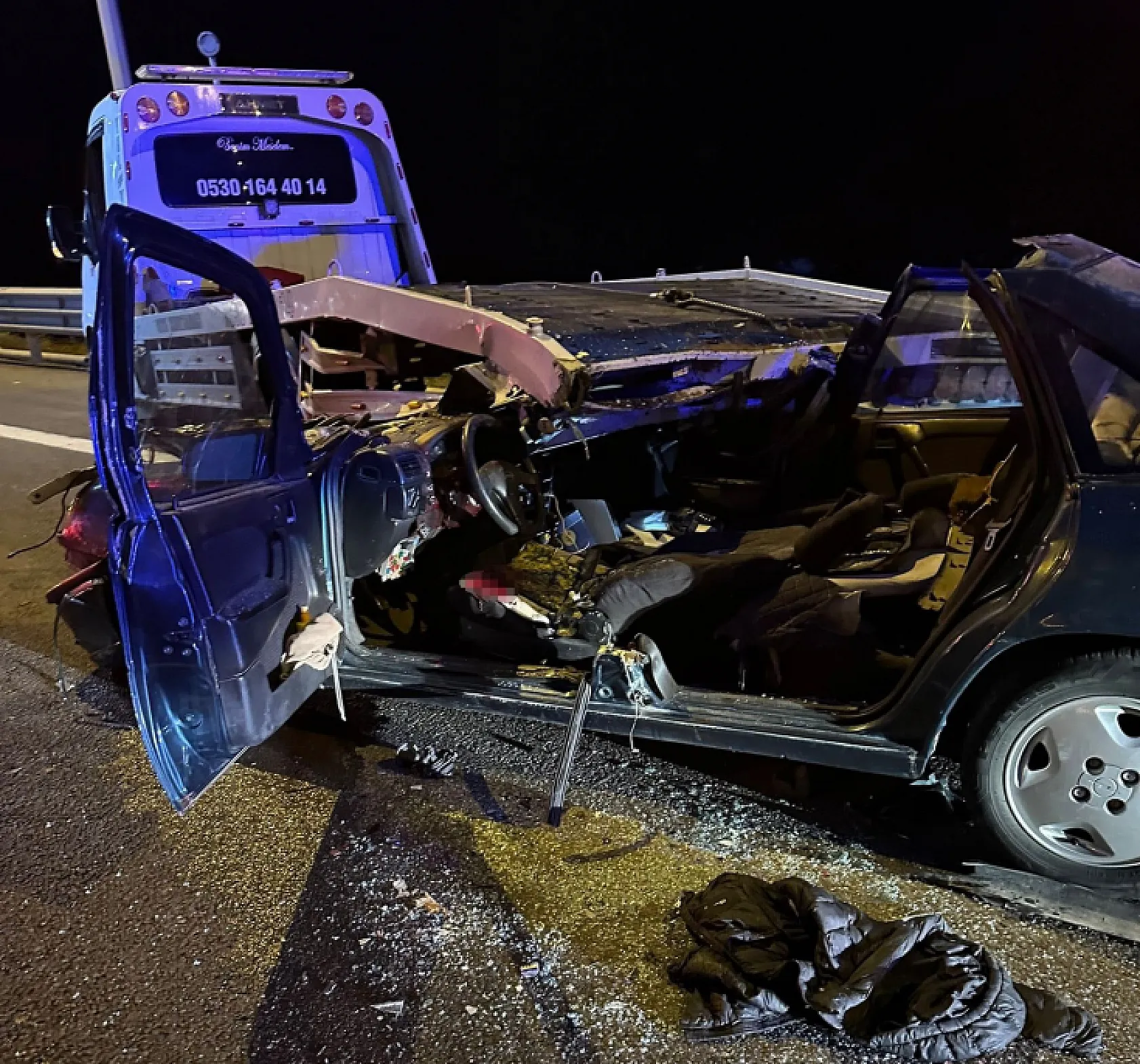 Otomobil kağıt gibi ezildi: 2 ölü, 1 yaralı