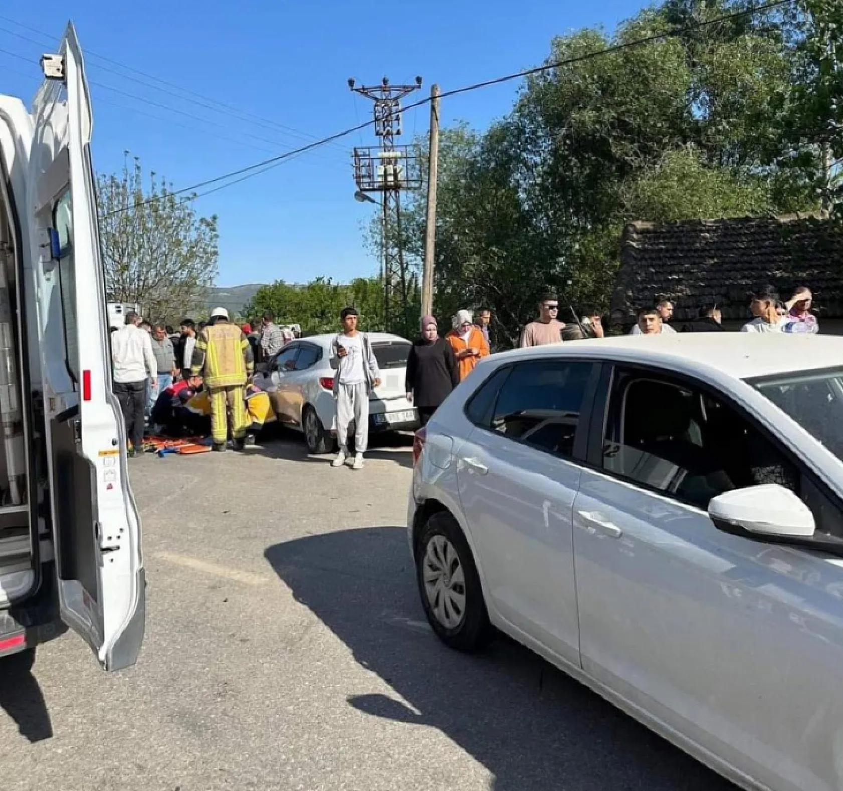 Kazada yola savrulan motosiklettekilere ikinci araç çarptı: 1 kişi hayatını kaybetti, 2 yaralı