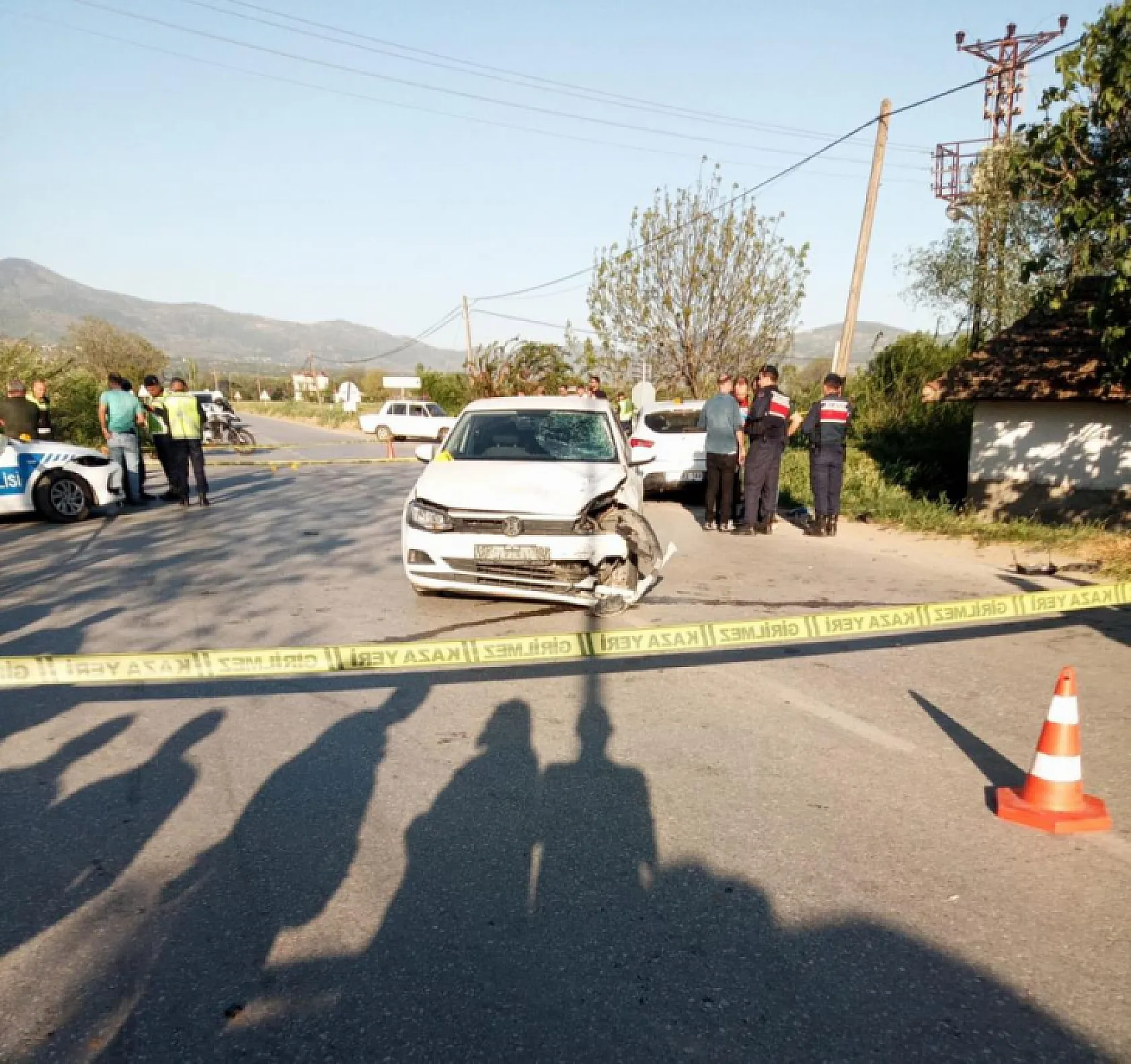 Kazada yola savrulan motosiklettekilere ikinci araç çarptı: 1 kişi hayatını kaybetti, 2 yaralı