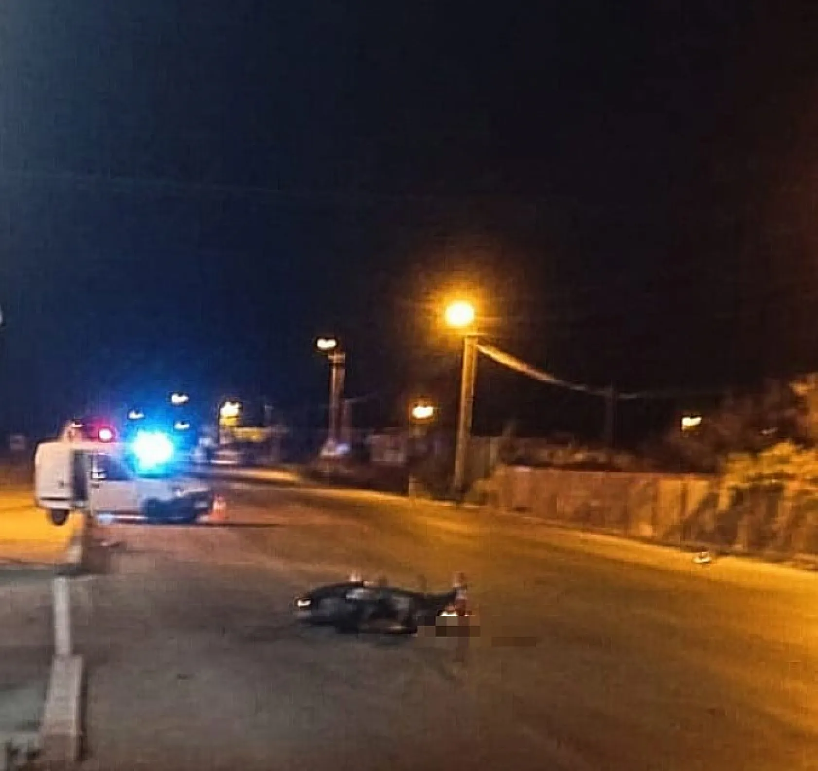 Otomobilin çarptığı motosiklet sürücüsü hayatını kaybetti