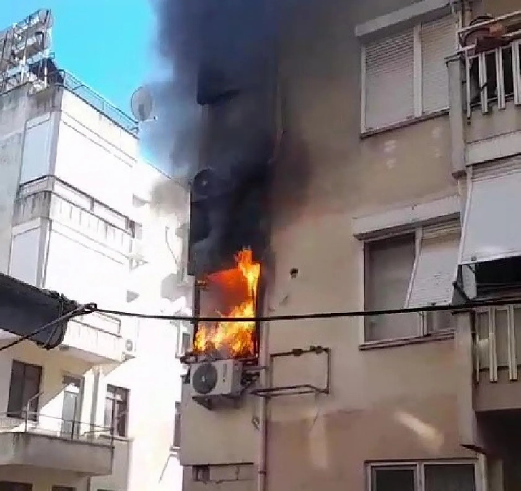 Yanına alabildiği tek şey pantolonu oldu, evinin yanışını çaresiz gözlerle izledi