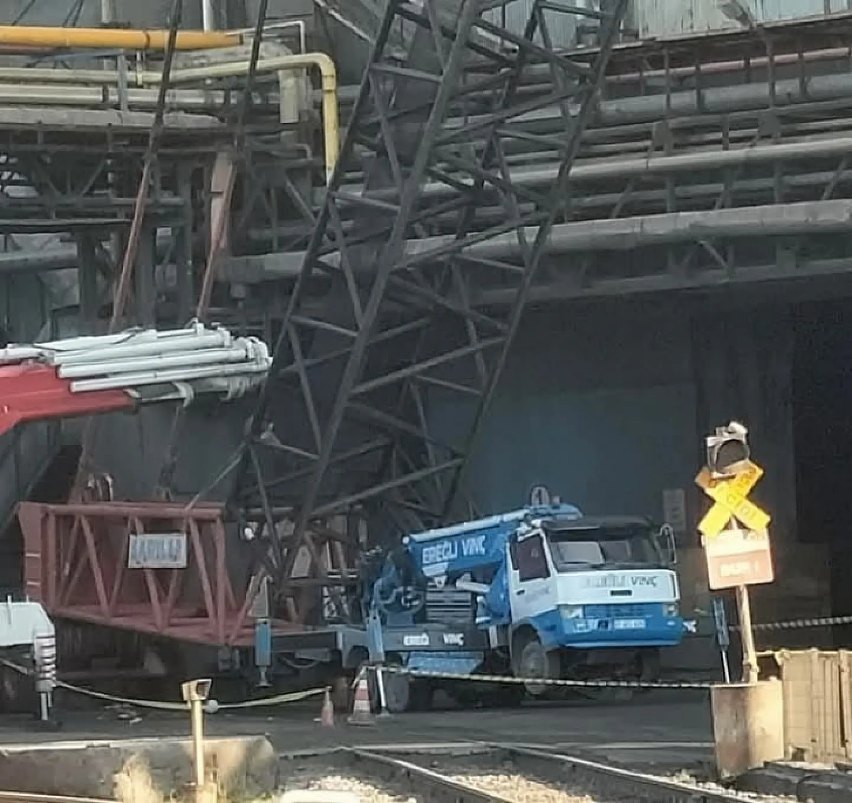 Vinç işçilerin üzerine devrildi 1 ölü, 1 yaralı