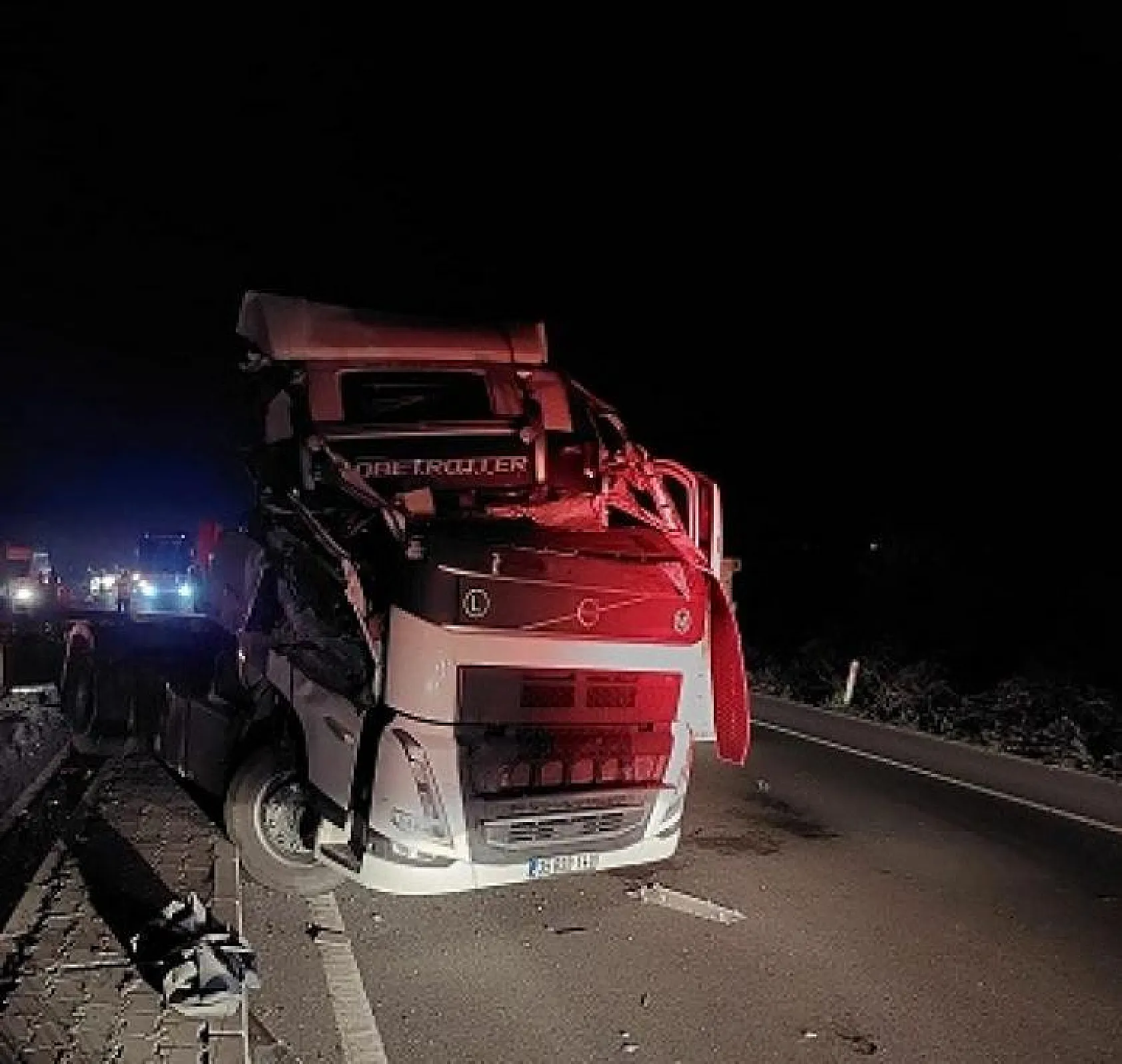 Tırlar çarpıştı, karayolu savaş alanına döndü