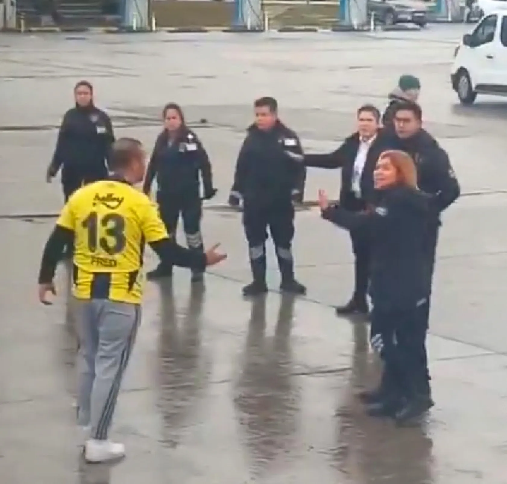 Fenerbahçeli ve Amedsporlu taraftarlar birbirine girdi: 2 Yaralı