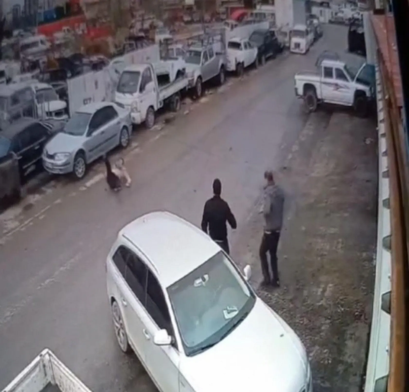 Hiç tanımadığı kişi tarafından bıçaklandı, polis hayatını kurtardı