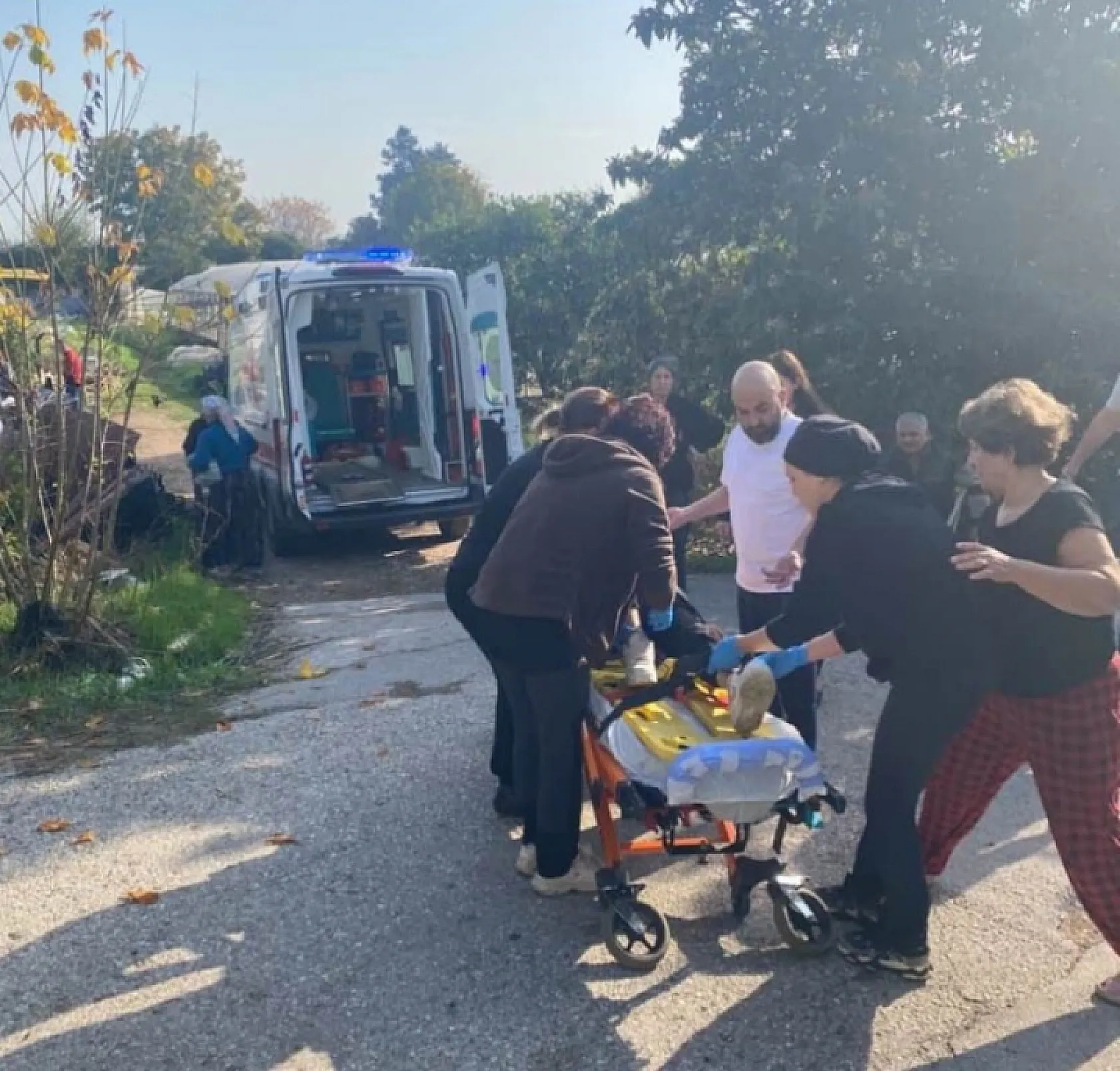 Çekiciye yüklenirken geri viteste unutulan araç rampadan uçtu: 2 yaralı
