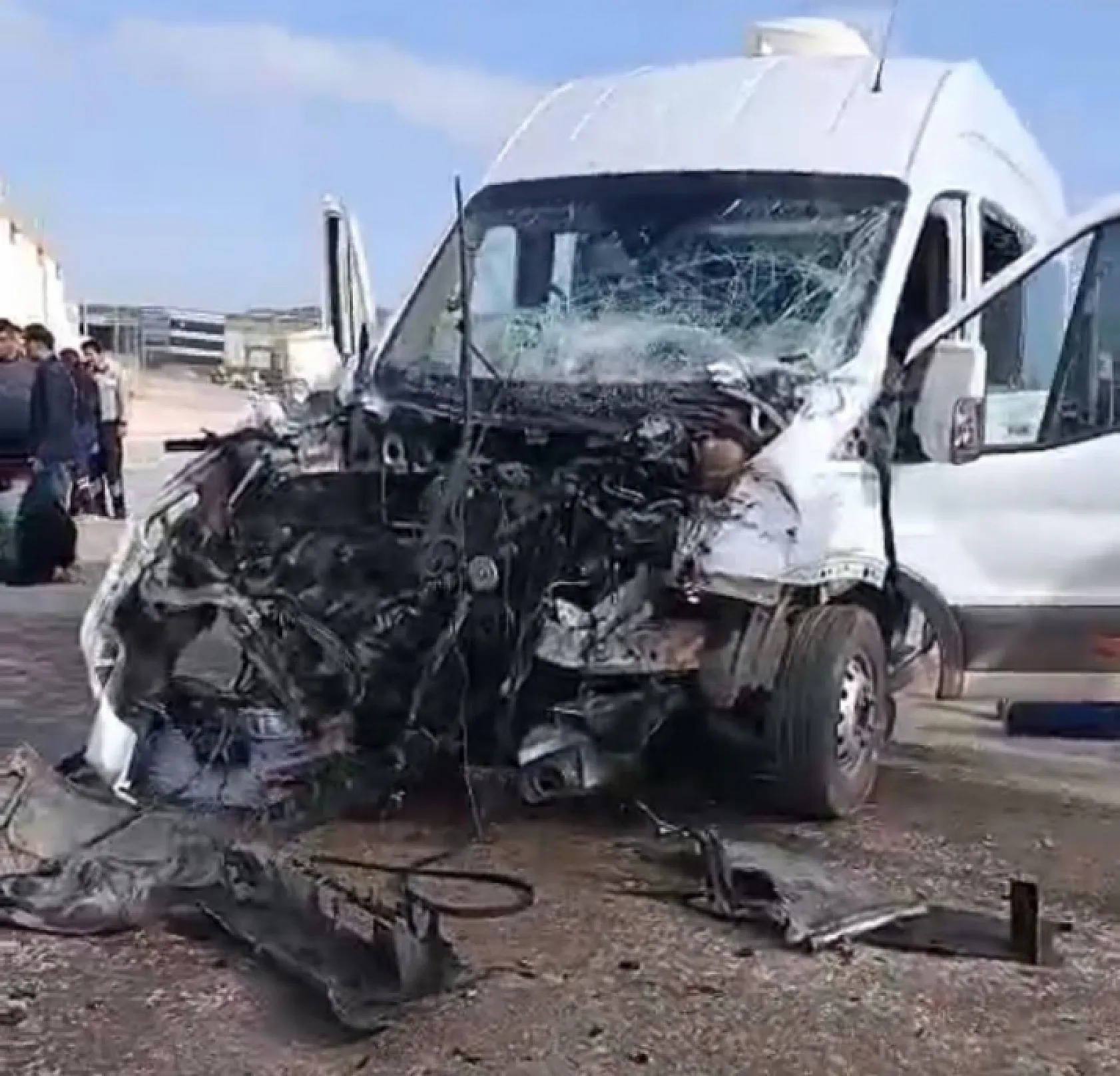 Feci kaza! İşçi servisi ile tır çarpıştı: 9 yaralı