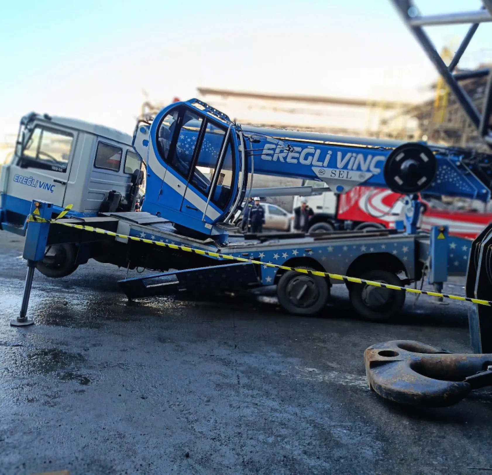 Vinç işçilerin üzerine devrildi 1 ölü, 1 yaralı