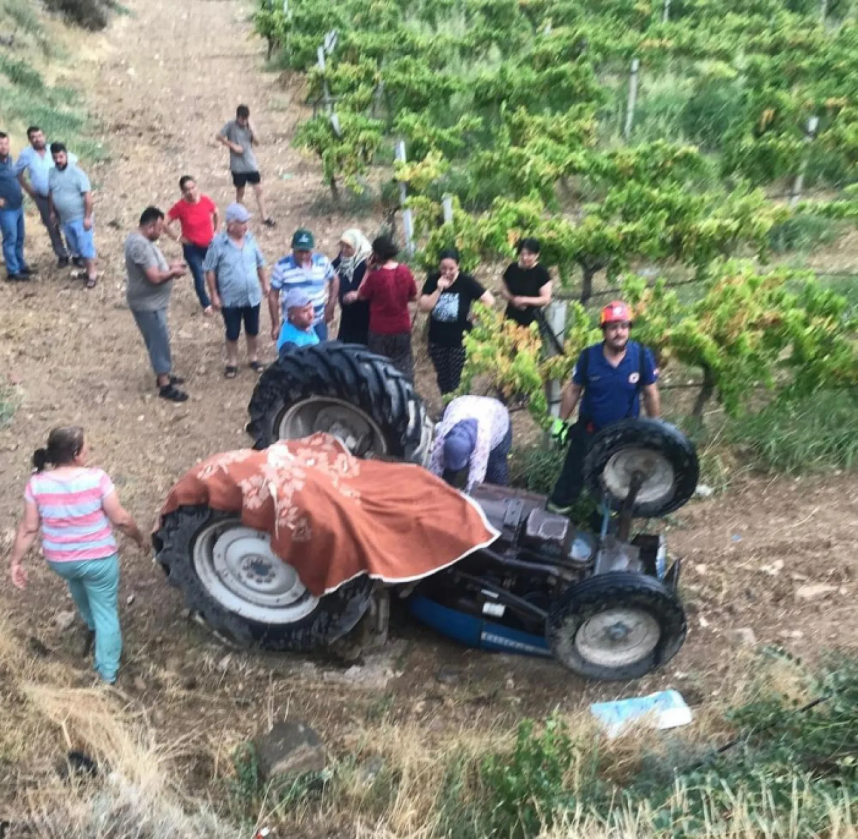 Devrilen traktörün altında kalan karı koca hayatını kaybetti