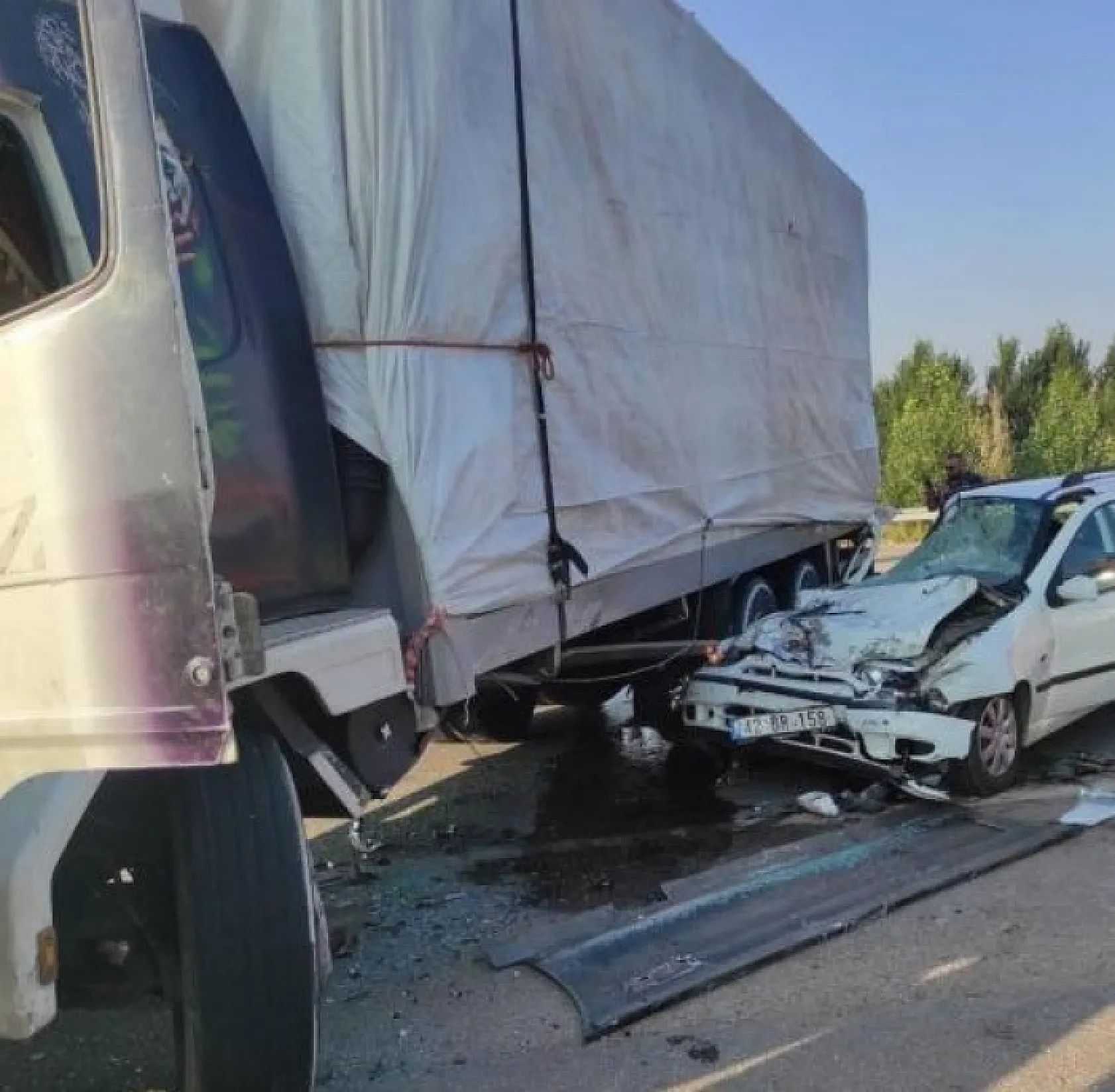 Otomobil tıra çarptı: 4 ölü, 2 yaralı