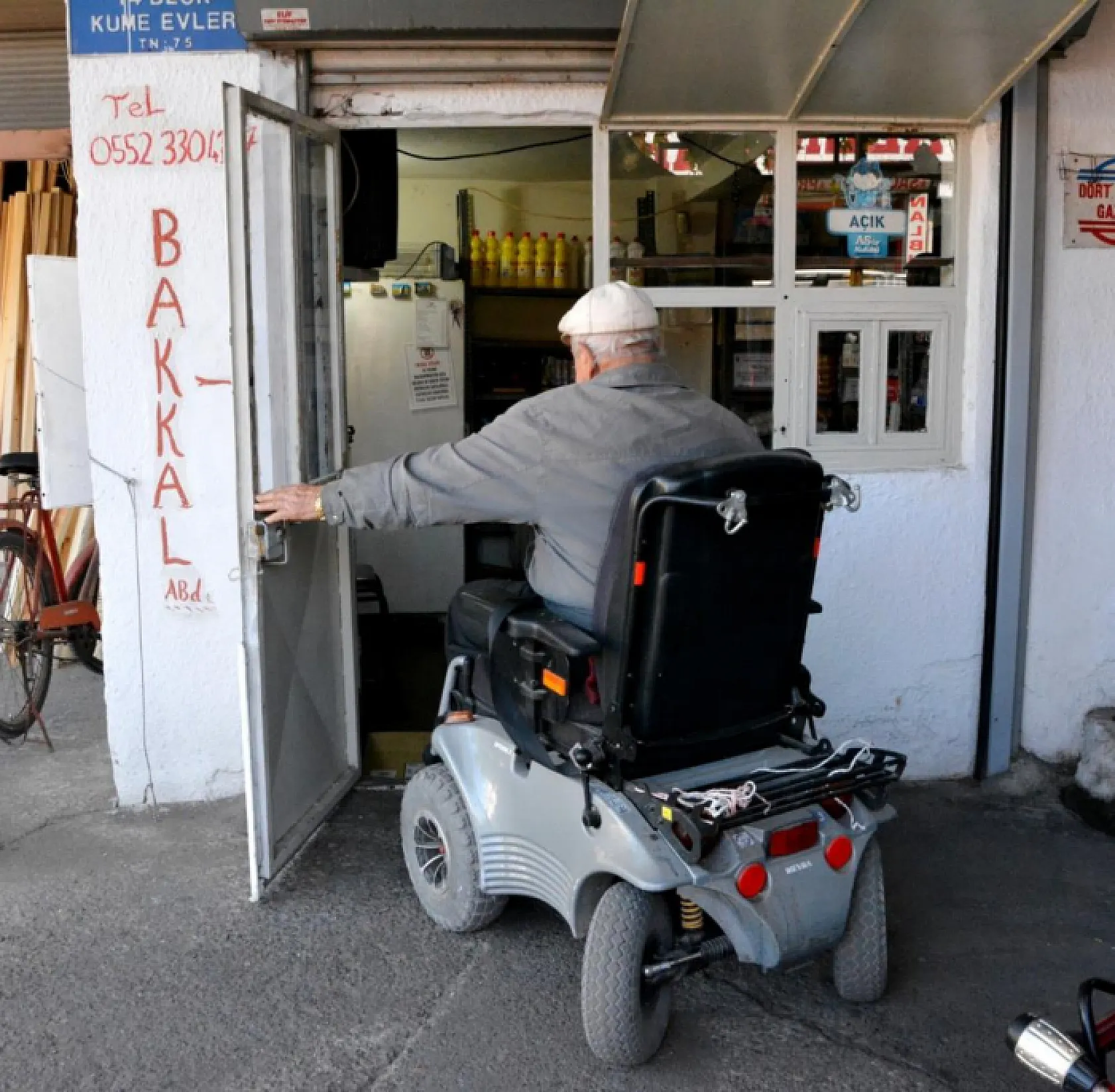 82 yıllık esnaf çalışma azmiyle göz dolduruyor