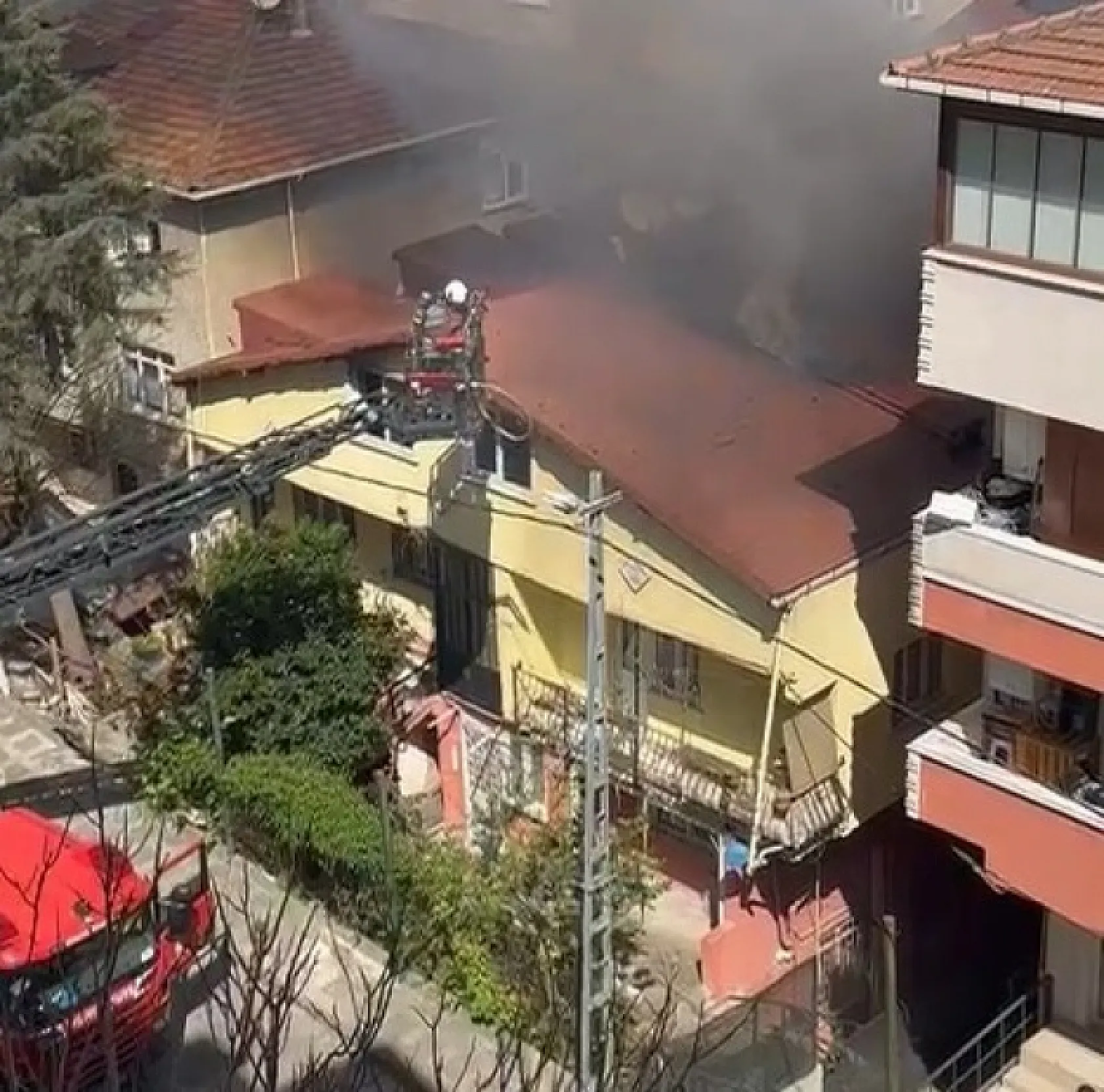 Ev alev alev yandı, evde mahsur kalanlar oldu!