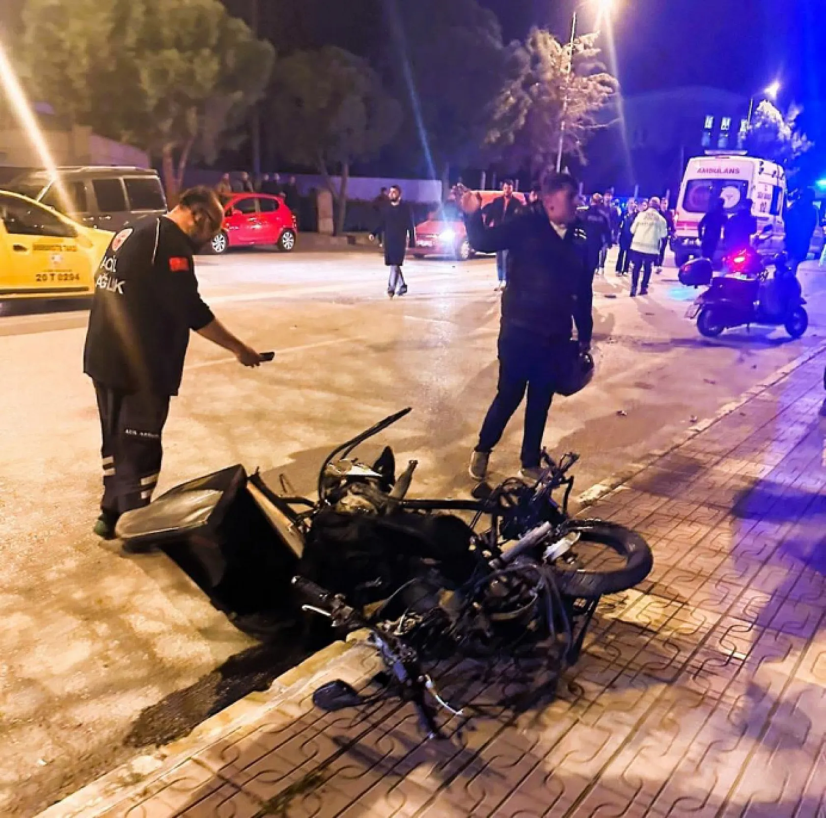 Hatalı sollama yapan sürücünün çarptığı motokurye son yolculuğuna uğurlandı