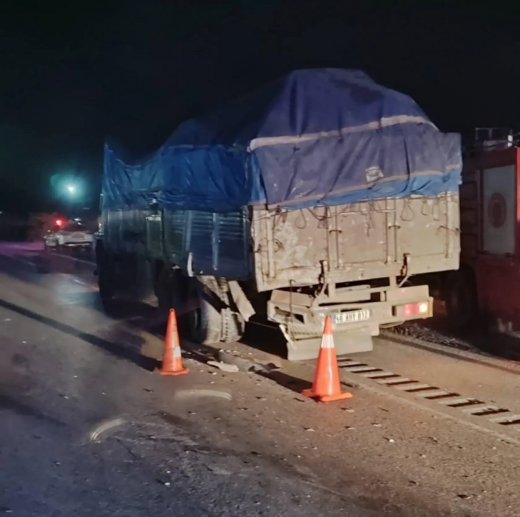 Otomobil Kamyona Çarptı: 1 Genç Hayatını Kaybetti