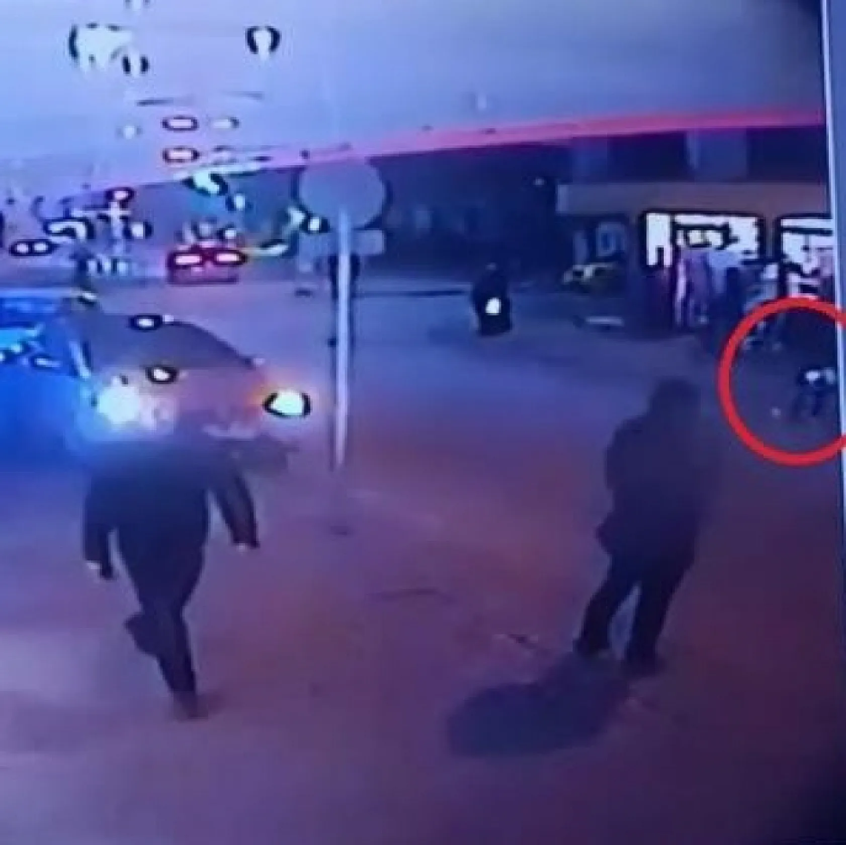 Yola kaçan topunu almak isteyen çocuğa araç çarptı