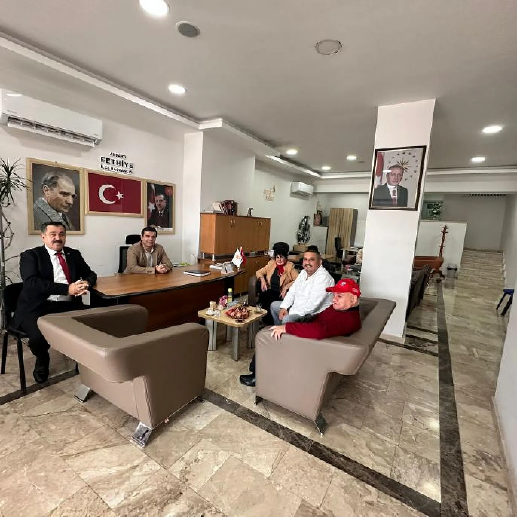 Aday adayı Yiğit, vatandaşlarla bir arada